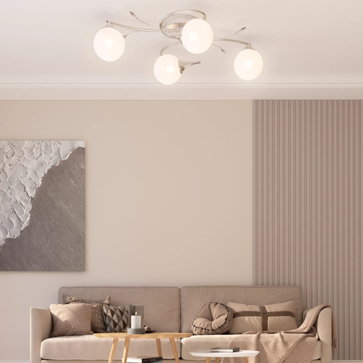 Eine Deckenleuchte mit vier weißen Kugelleuchten über einem Sofa, Tisch, Gemälde und Wand.