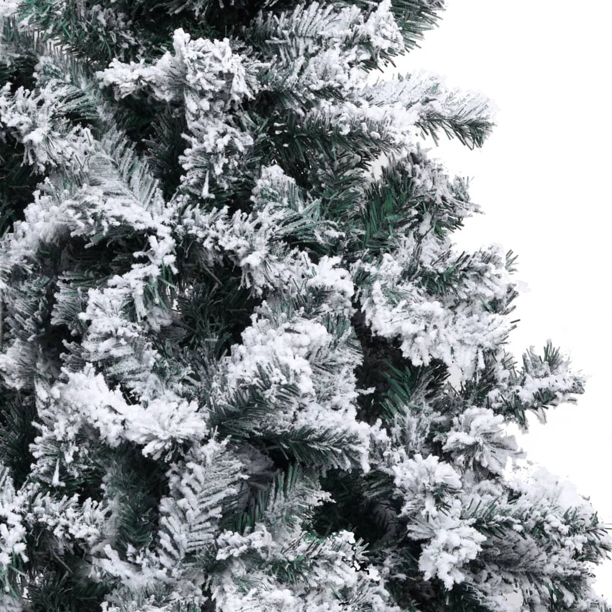 Nahaufnahme eines grünen Weihnachtsbaums mit Schnee.