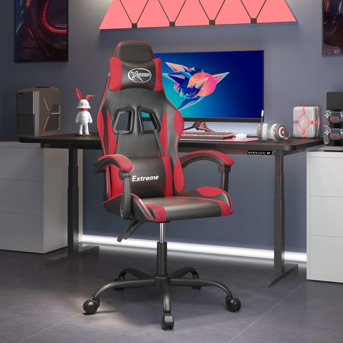 Roter und schwarzer Gaming-Stuhl in einem Raum mit Schreibtisch und Monitor.