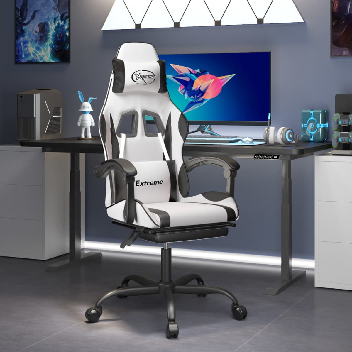 Weiß-schwarzer Gaming-Stuhl in einem Raum mit Schreibtisch, Computer und Zubehör.