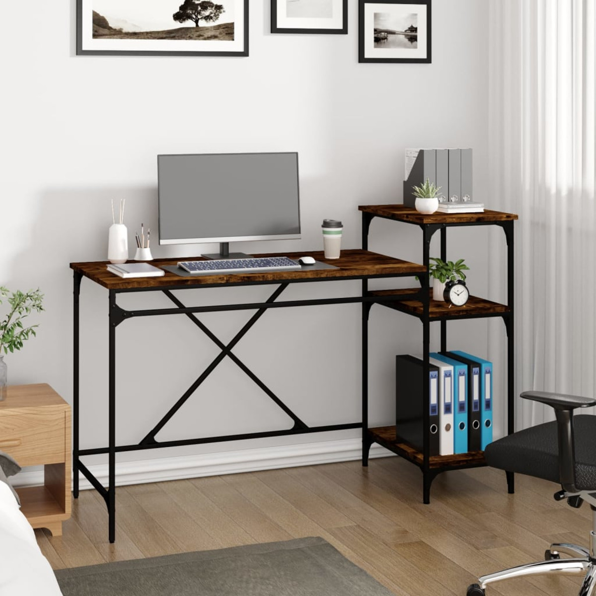Ein Heimbüro mit einem Holzschreibtisch, Computer und Regalen mit Büchern und Pflanzen. Der Raum hat Bilder an der Wand.