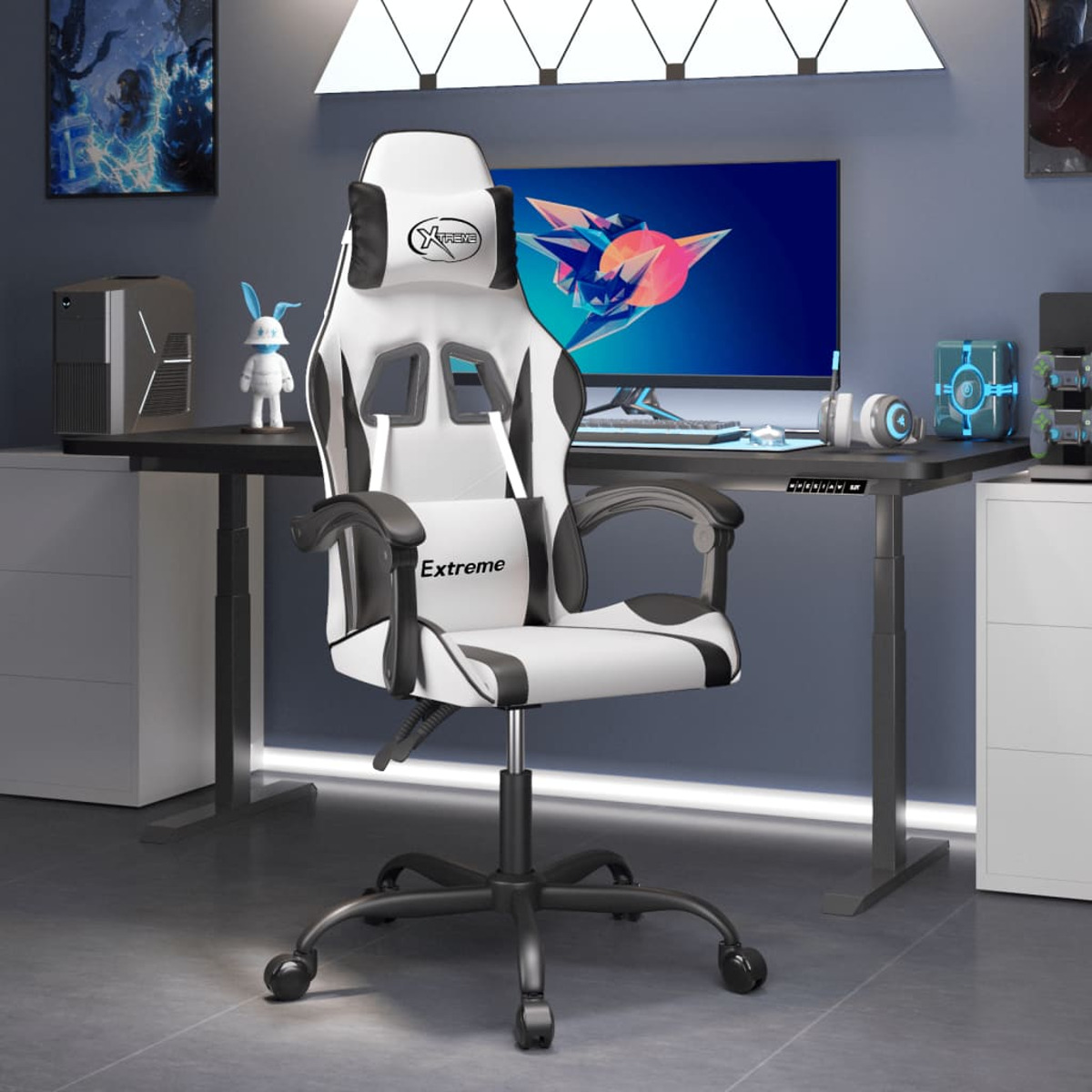 Ein weißer und schwarzer Gaming-Stuhl steht vor einem Schreibtisch. Ein Computermonitor und eine Hasenfigur sind ebenfalls zu sehen.