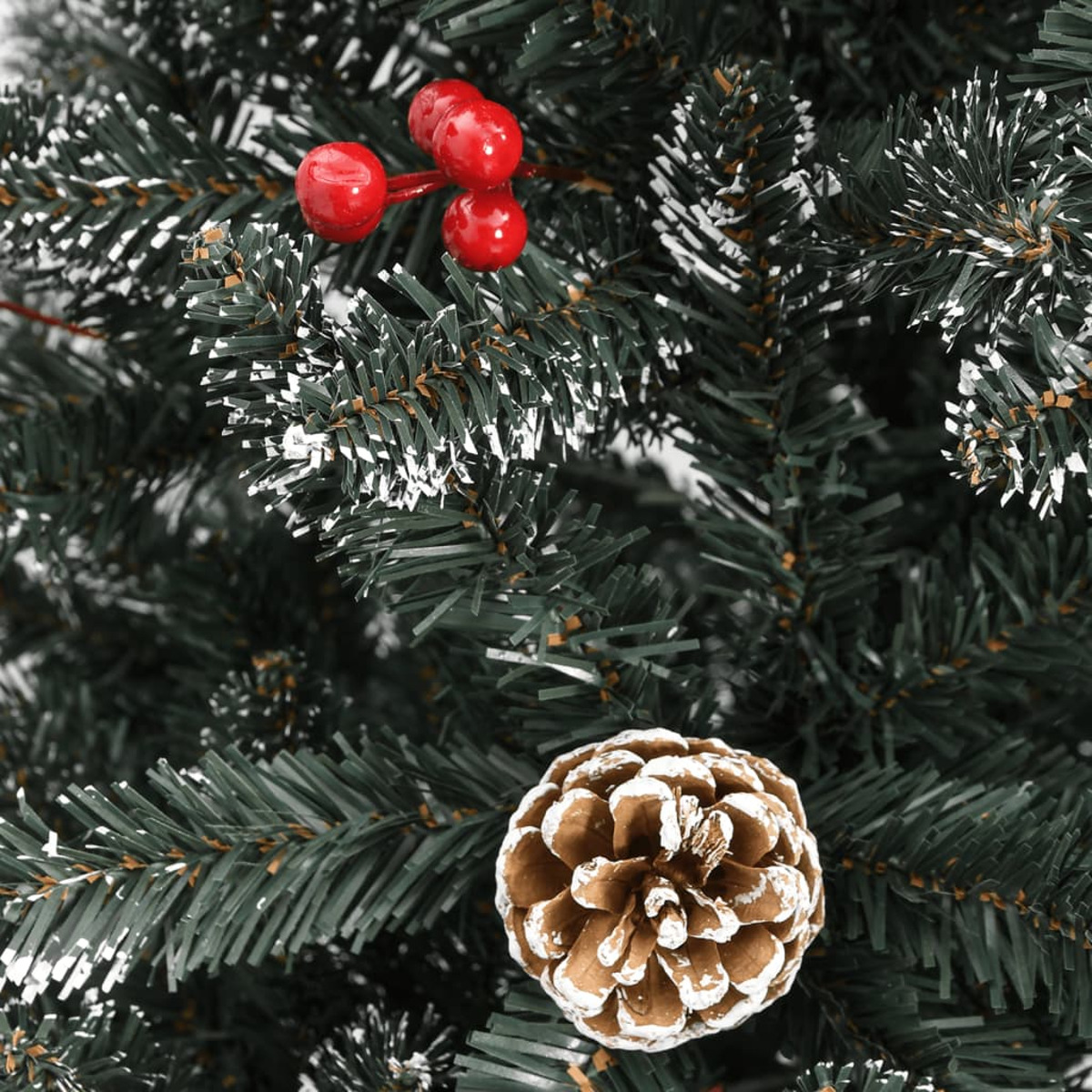 Nahaufnahme eines Weihnachtsbaumzweigs mit Tannenzapfen und roten Beeren.