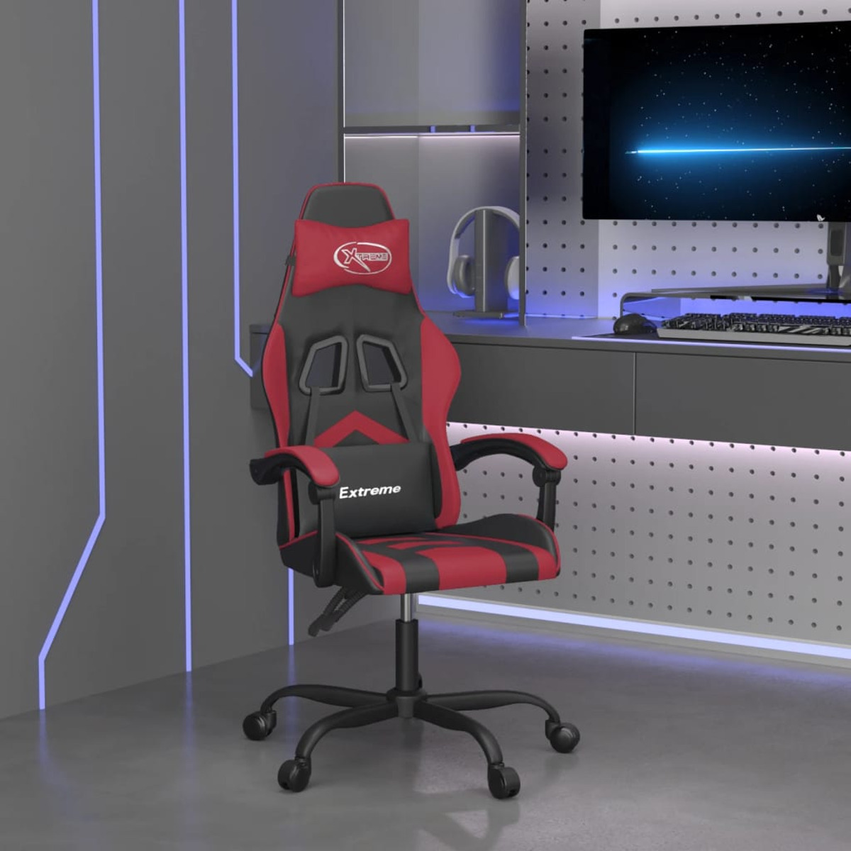 Roter und schwarzer Gaming-Stuhl in einem Raum. Zeigt Kopfstütze, Armlehnen und einen Schreibtisch mit Monitor.