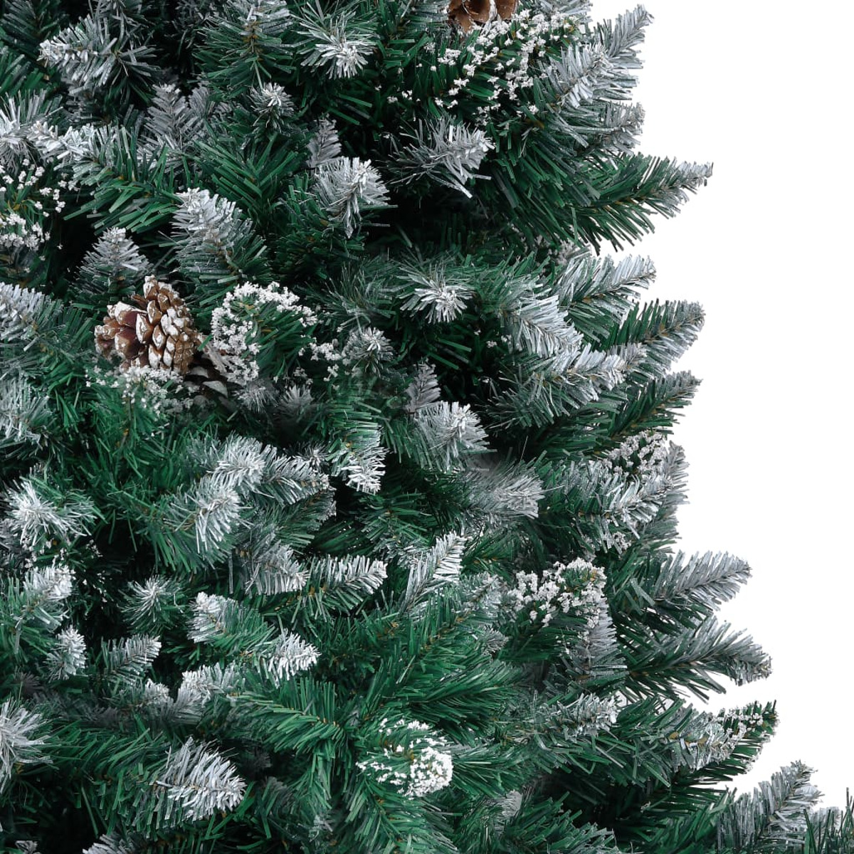 Nahaufnahme eines geschmückten Weihnachtsbaums mit Schnee und Tannenzapfen.