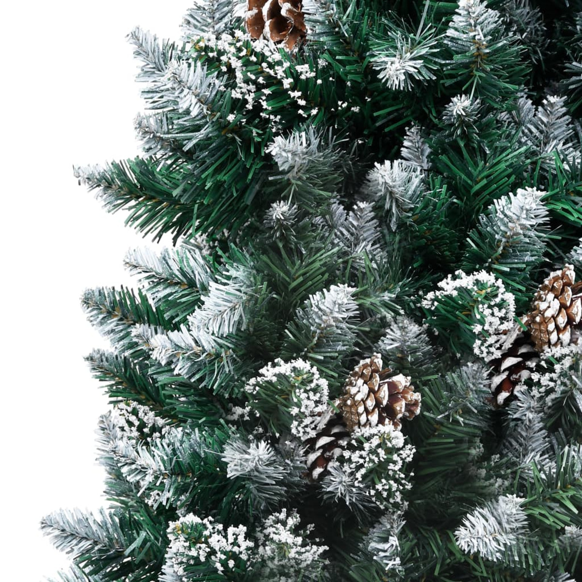 Nahaufnahme eines Weihnachtsbaumzweigs mit grünen Nadeln, weißem Frost und mit Frost bedeckten Tannenzapfen.