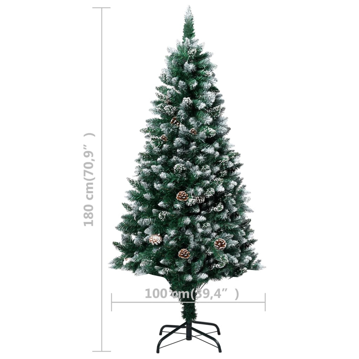 Grüner Weihnachtsbaum mit Schnee und Tannenzapfen, 180 cm hoch. Er steht auf einem schwarzen Metallständer.