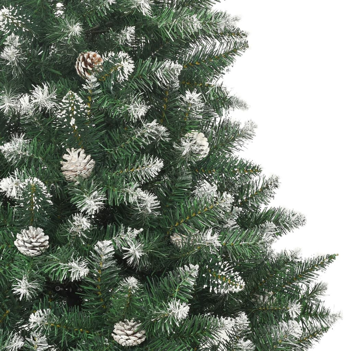 Nahaufnahme von grünen Weihnachtsbaumzweigen mit weißem Schnee und Tannenzapfen.