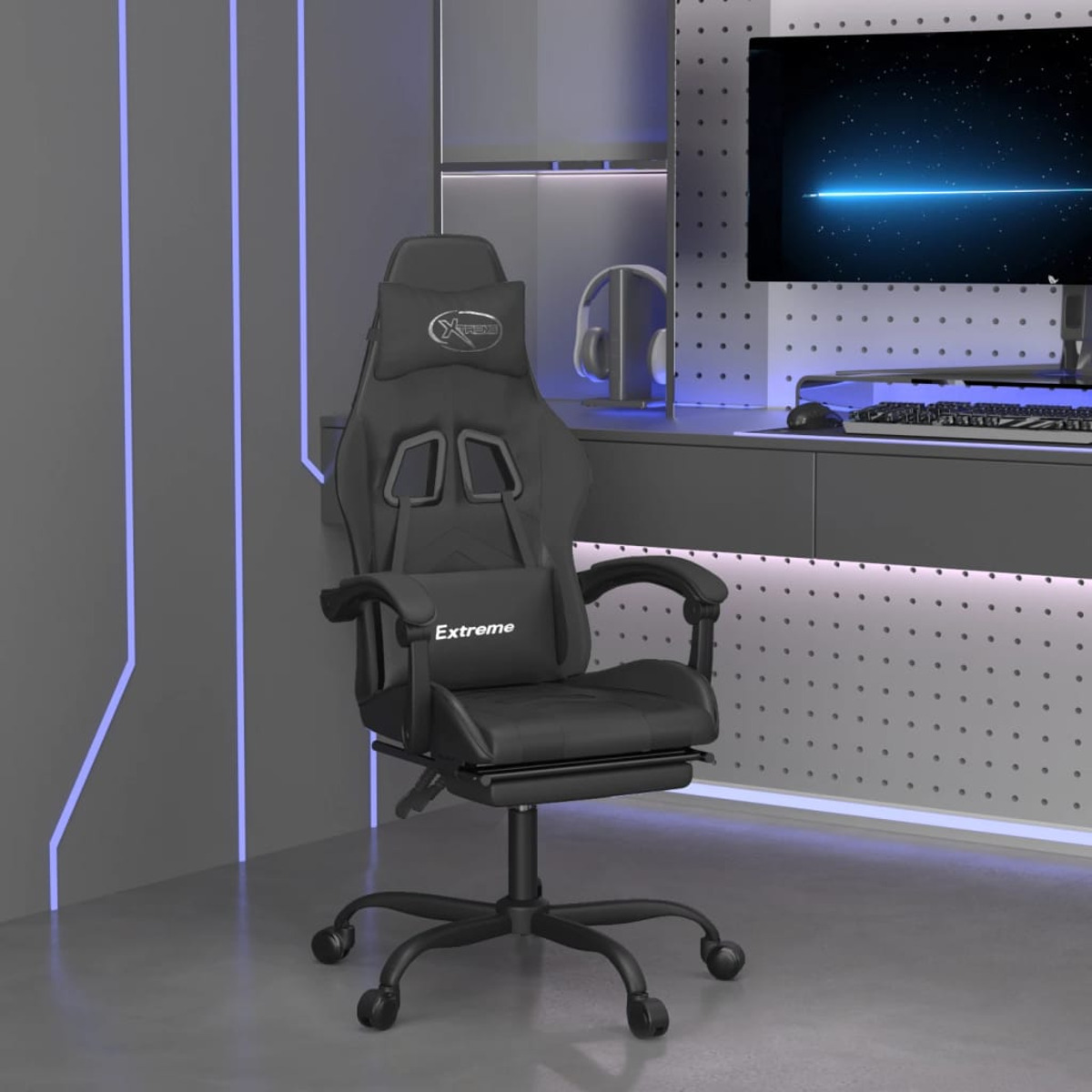 Ein schwarzer Gaming-Stuhl in einem Raum. Es gibt einen Schreibtisch, einen Monitor und anderes Gaming-Zubehör.