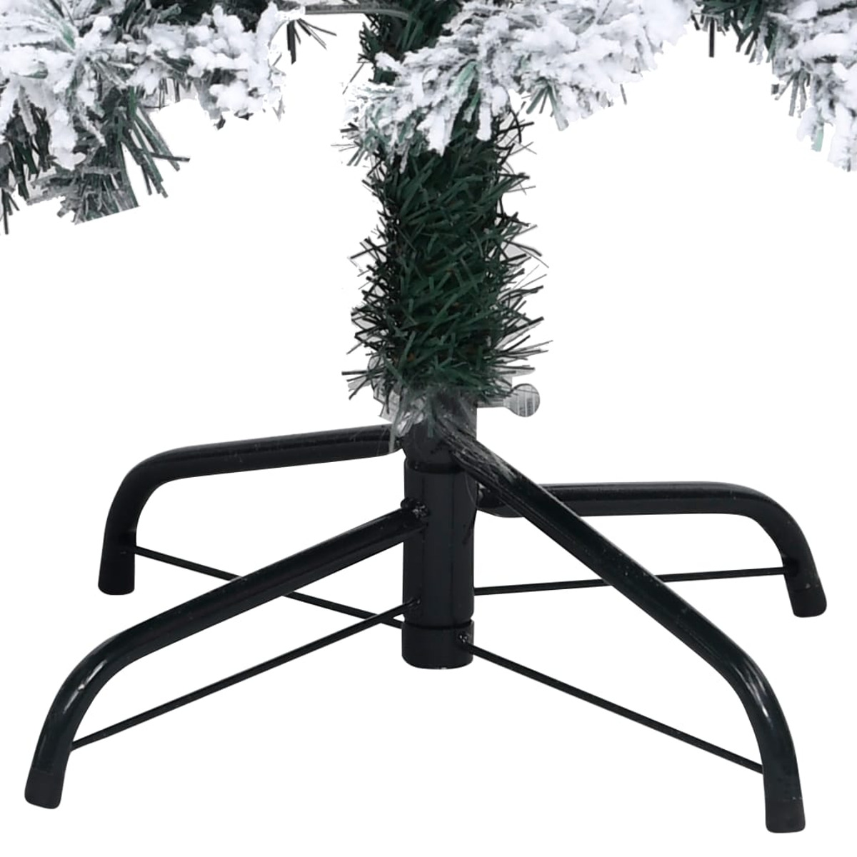 Nahaufnahme eines schwarzen Weihnachtsbaumfußes. Grüne Nadeln am Stamm, weißer Hintergrund.