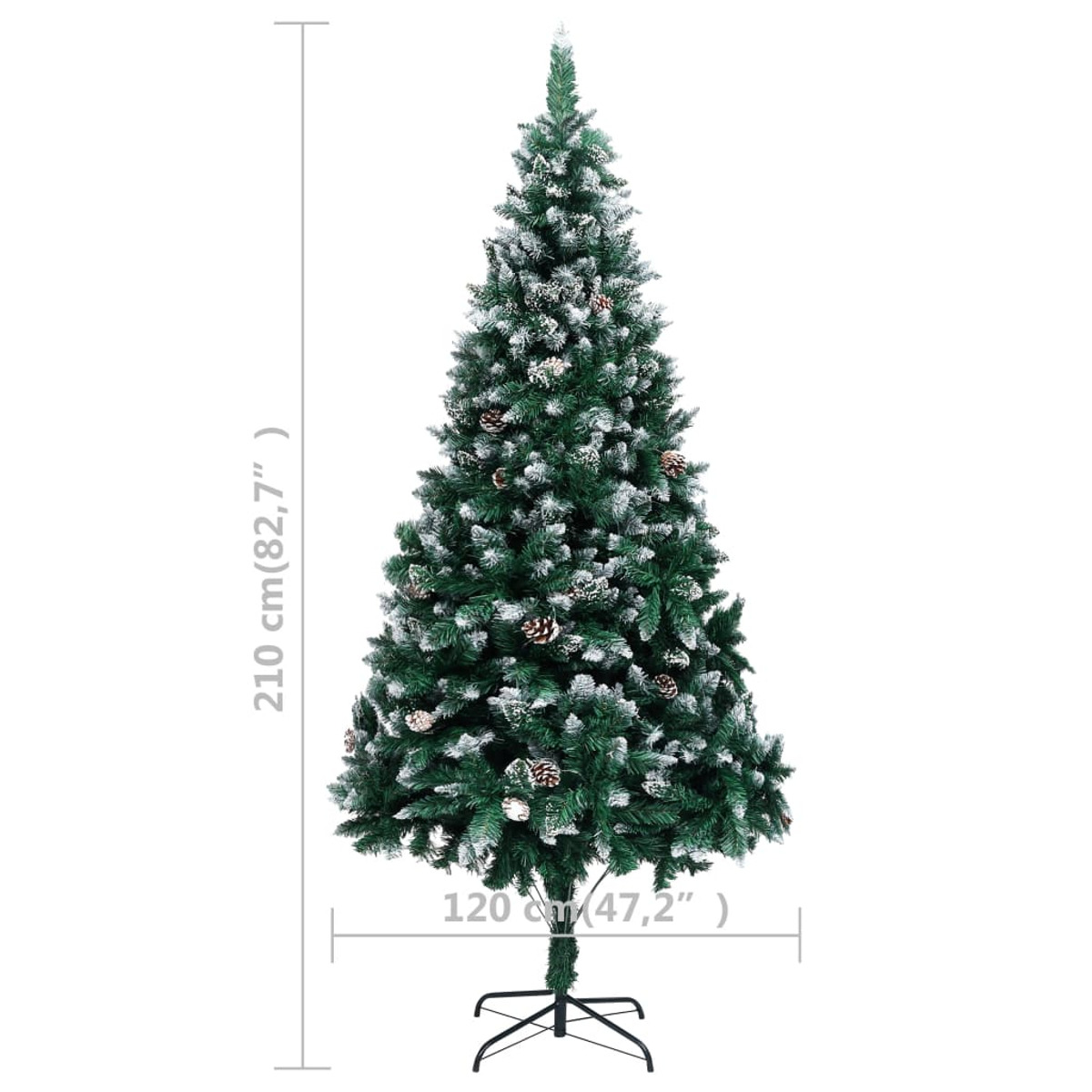 Ein hoher, schneebedeckter grüner Weihnachtsbaum mit Tannenzapfen auf weißem Hintergrund.