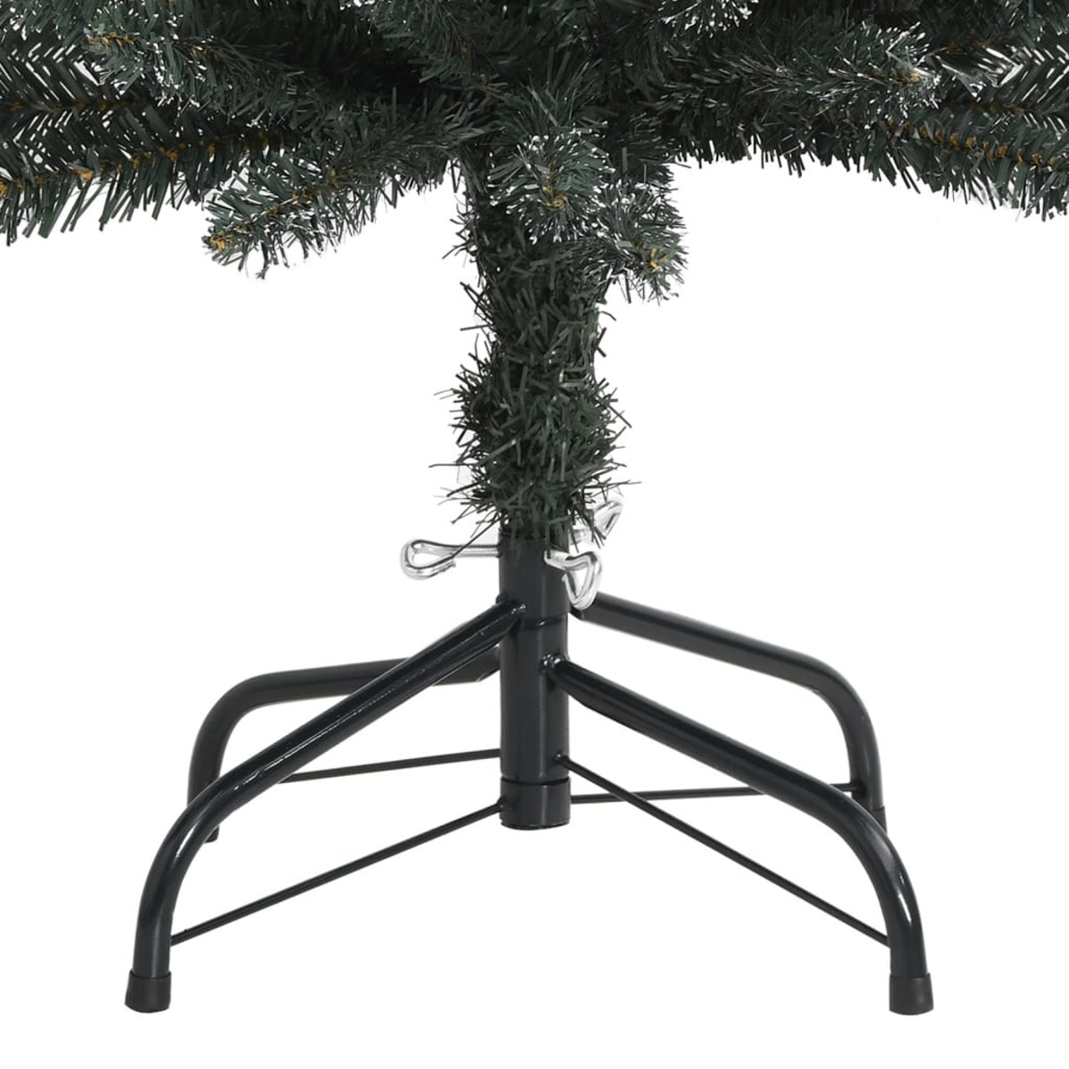 Schwarzer Weihnachtsbaumfuß. Grüne Nadeln am Stamm. Weißer Hintergrund.