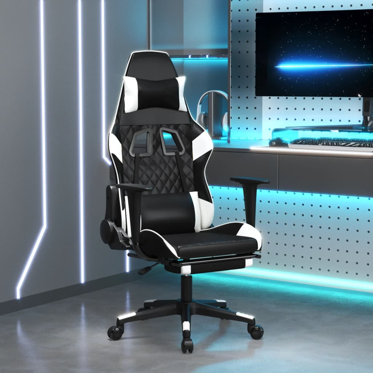 Ein schwarz-weißer Gaming-Stuhl vor einem Computer-Setup mit blauen Lichtern.