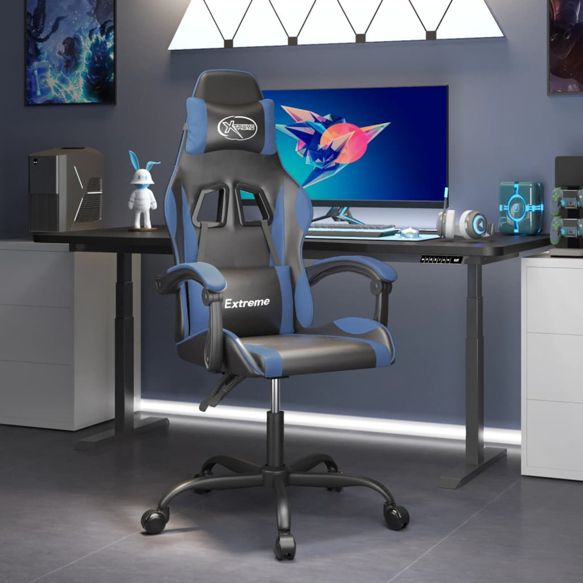 Blauer und schwarzer Gaming-Stuhl in einem Raum mit Schreibtisch und Monitor. Hasenstatue auf dem Tisch.