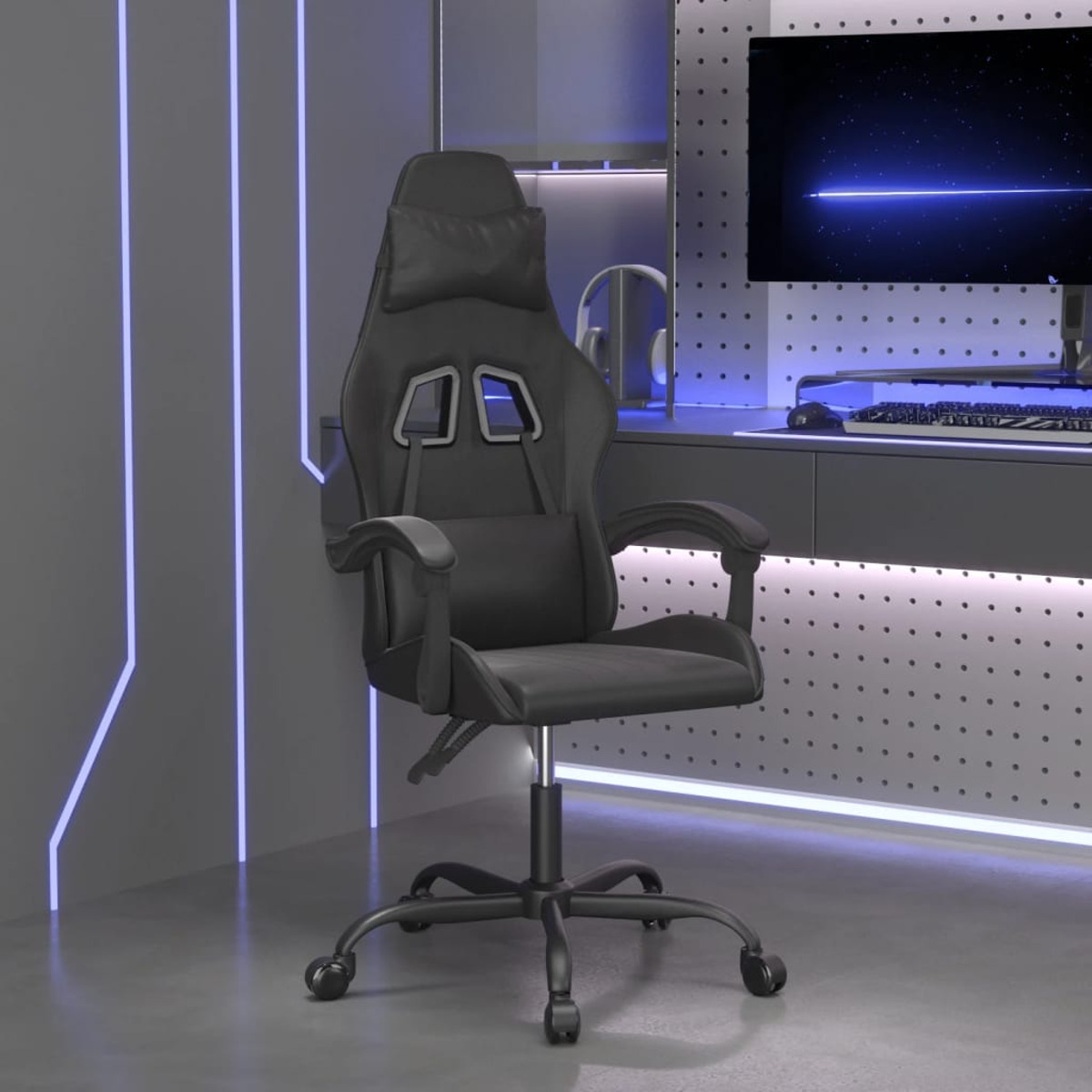 Schwarzer Gaming-Stuhl in einem grauen Raum. Im Hintergrund befinden sich ein Schreibtisch und ein Monitor.