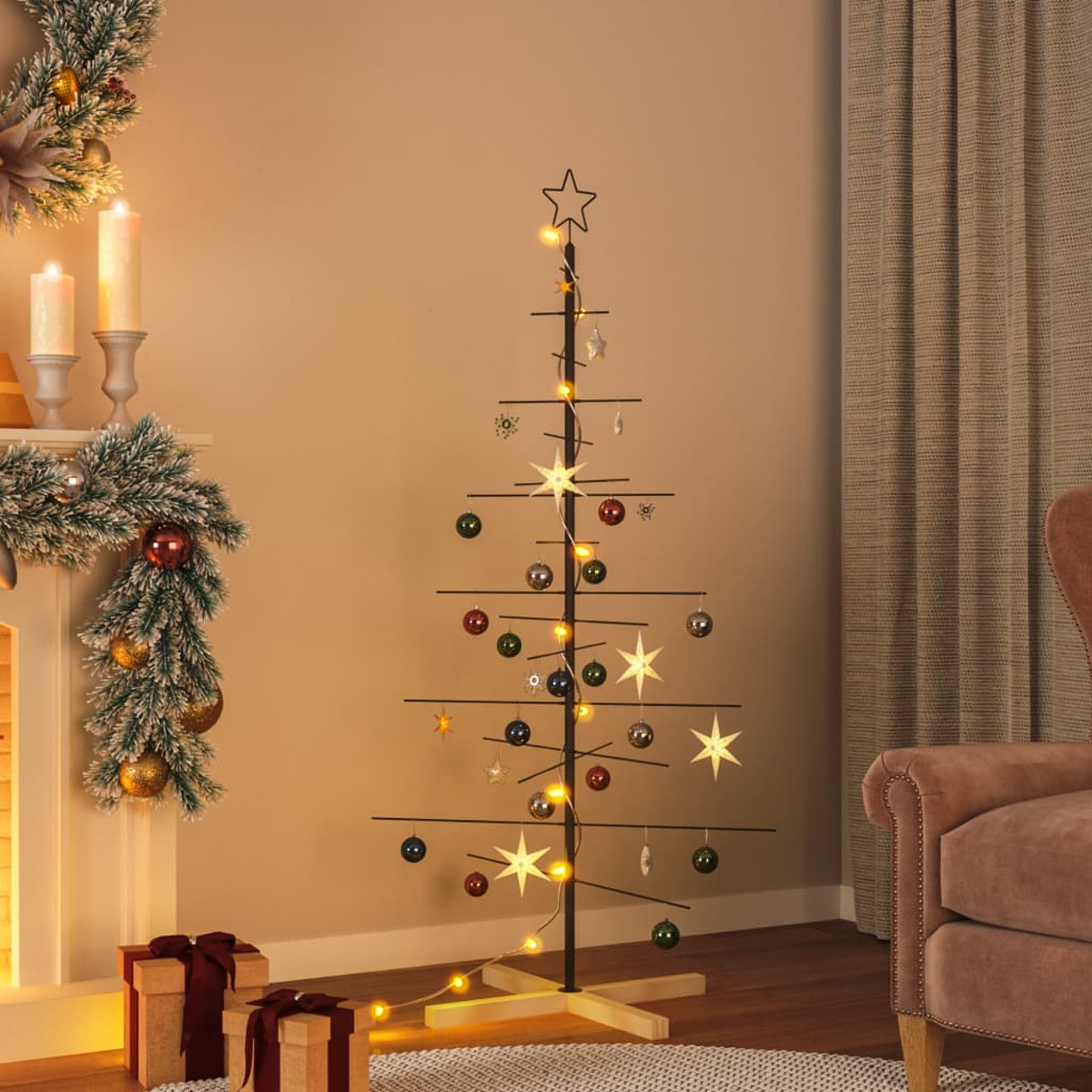 Moderner Weihnachtsbaum aus Metall, dekoriert mit Ornamenten und Lichtern, in einem Raum.