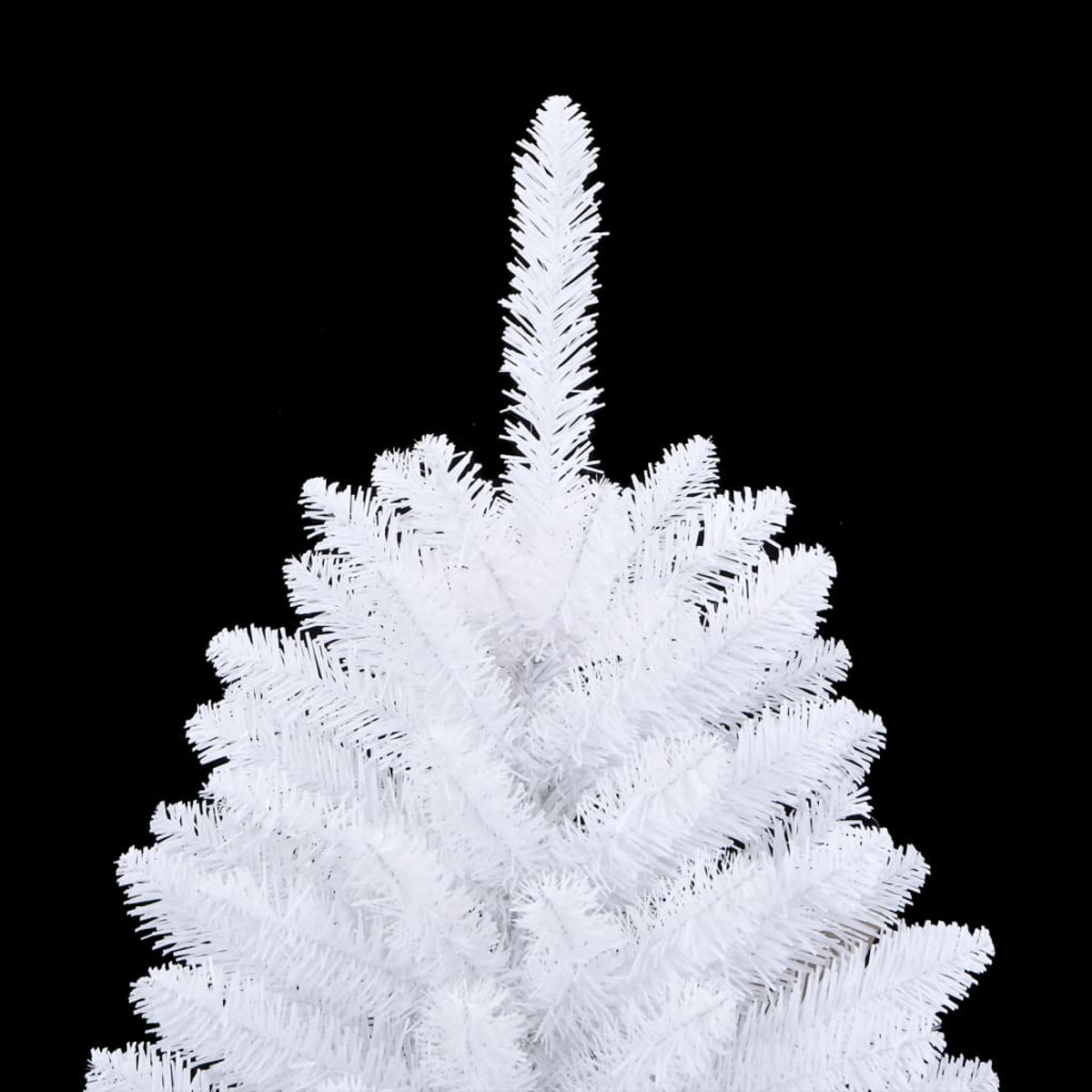 Nahaufnahme der weißen Weihnachtsbaumzweige vor schwarzem Hintergrund.