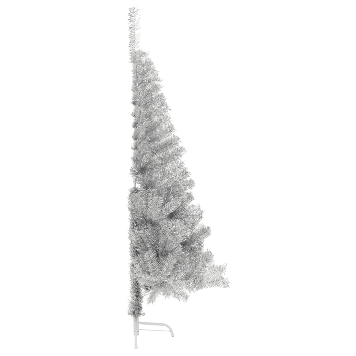 Ein silberner Weihnachtsbaum, von der Seite gezeigt. Es ist ein Halbbaum mit weißem Sockel.