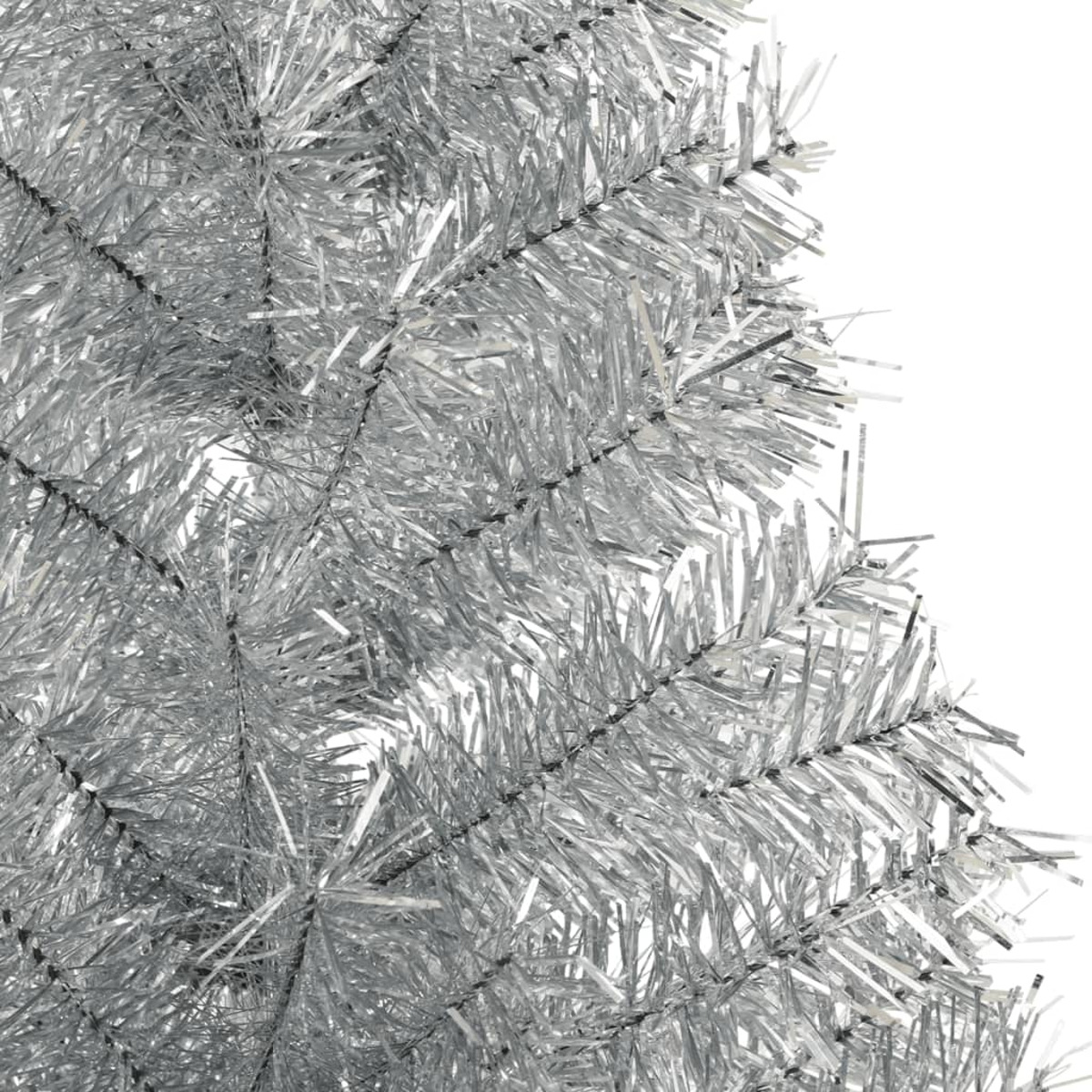 Nahaufnahme von silbernen Lametta-Weihnachtsbaumzweigen auf weißem Hintergrund.