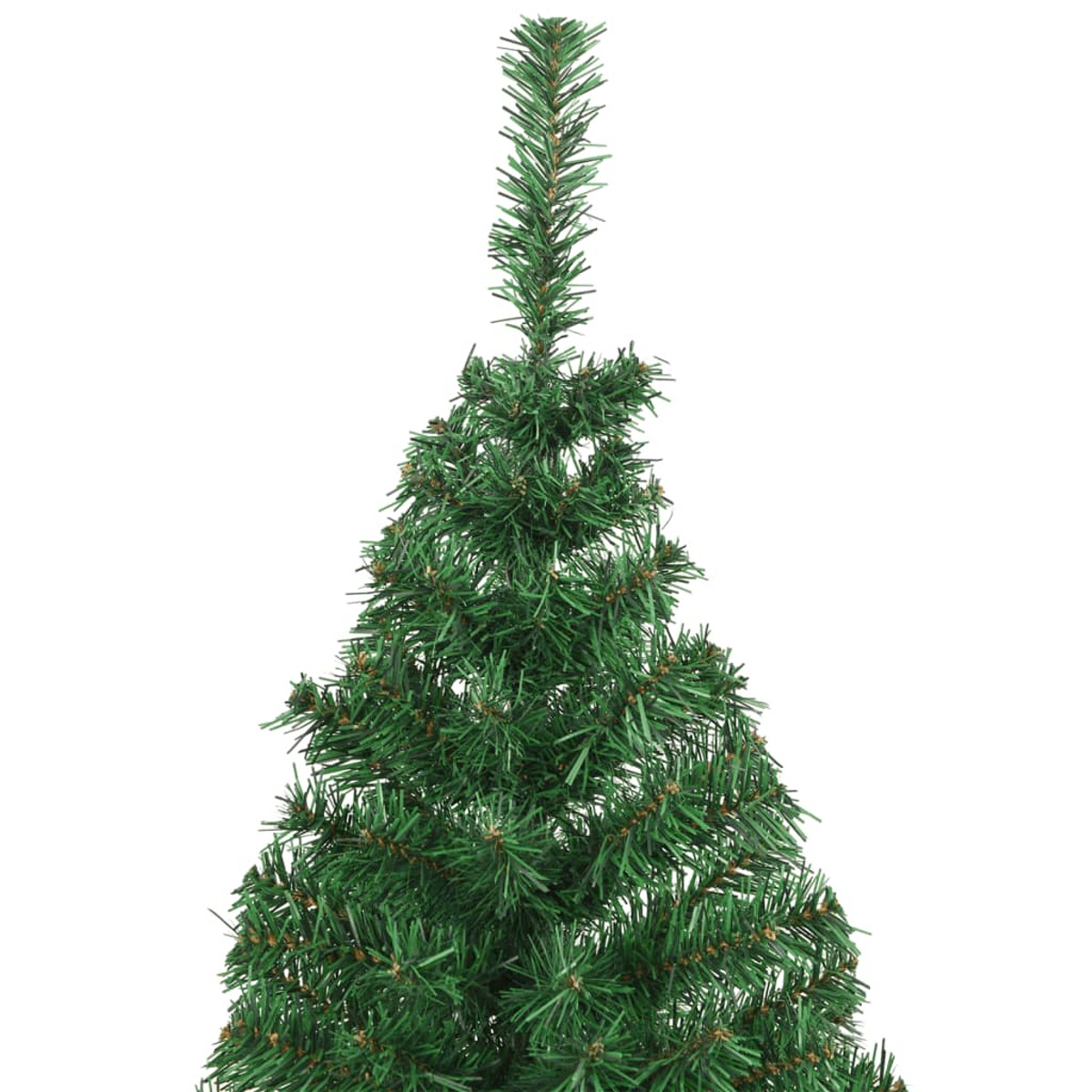 Oberteil eines grünen Weihnachtsbaumes. Nahaufnahme von grünen Nadeln. Weißer Hintergrund.