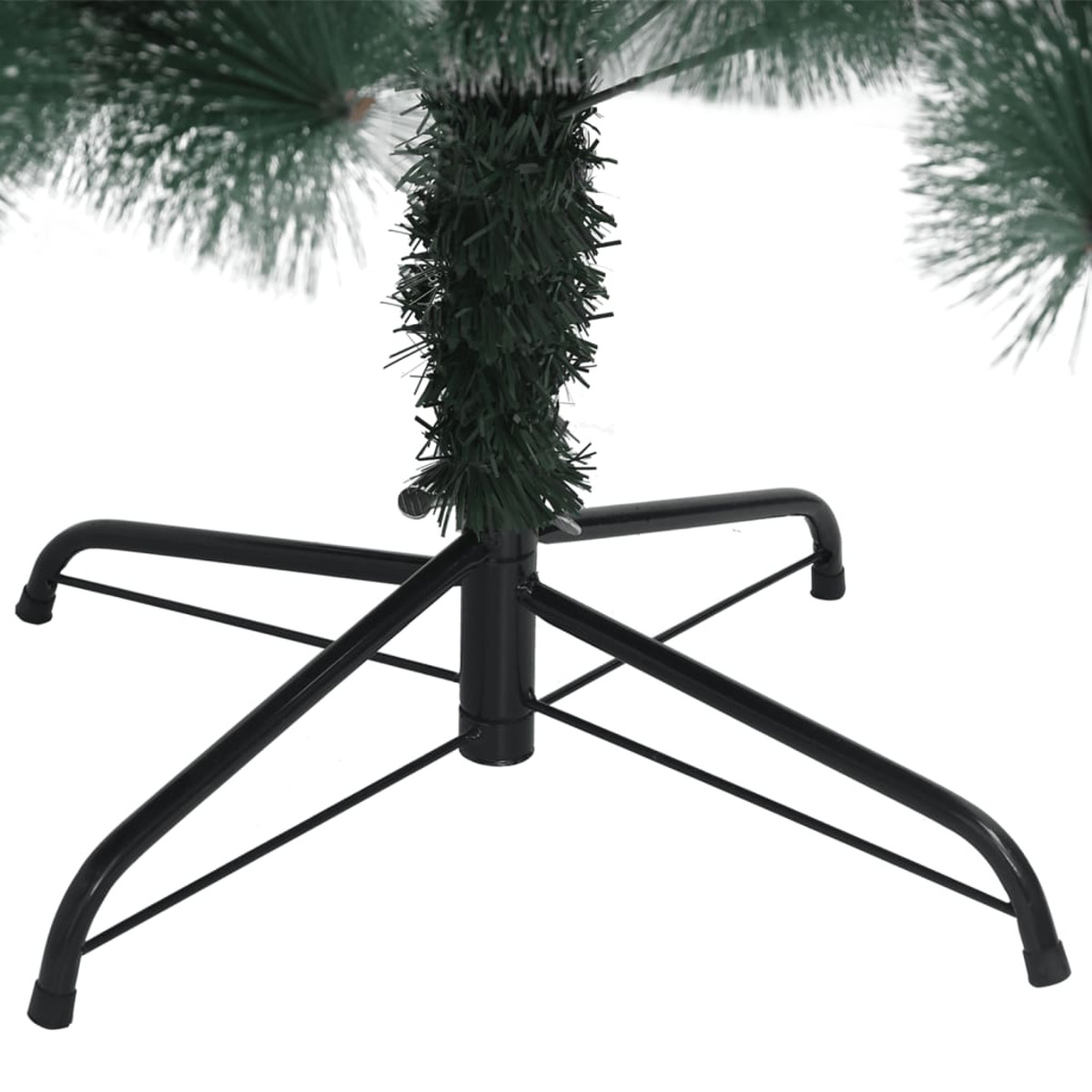 Schwarzer Weihnachtsbaumständer mit grünen Nadeln. Das Bild ist vor weißem Hintergrund.