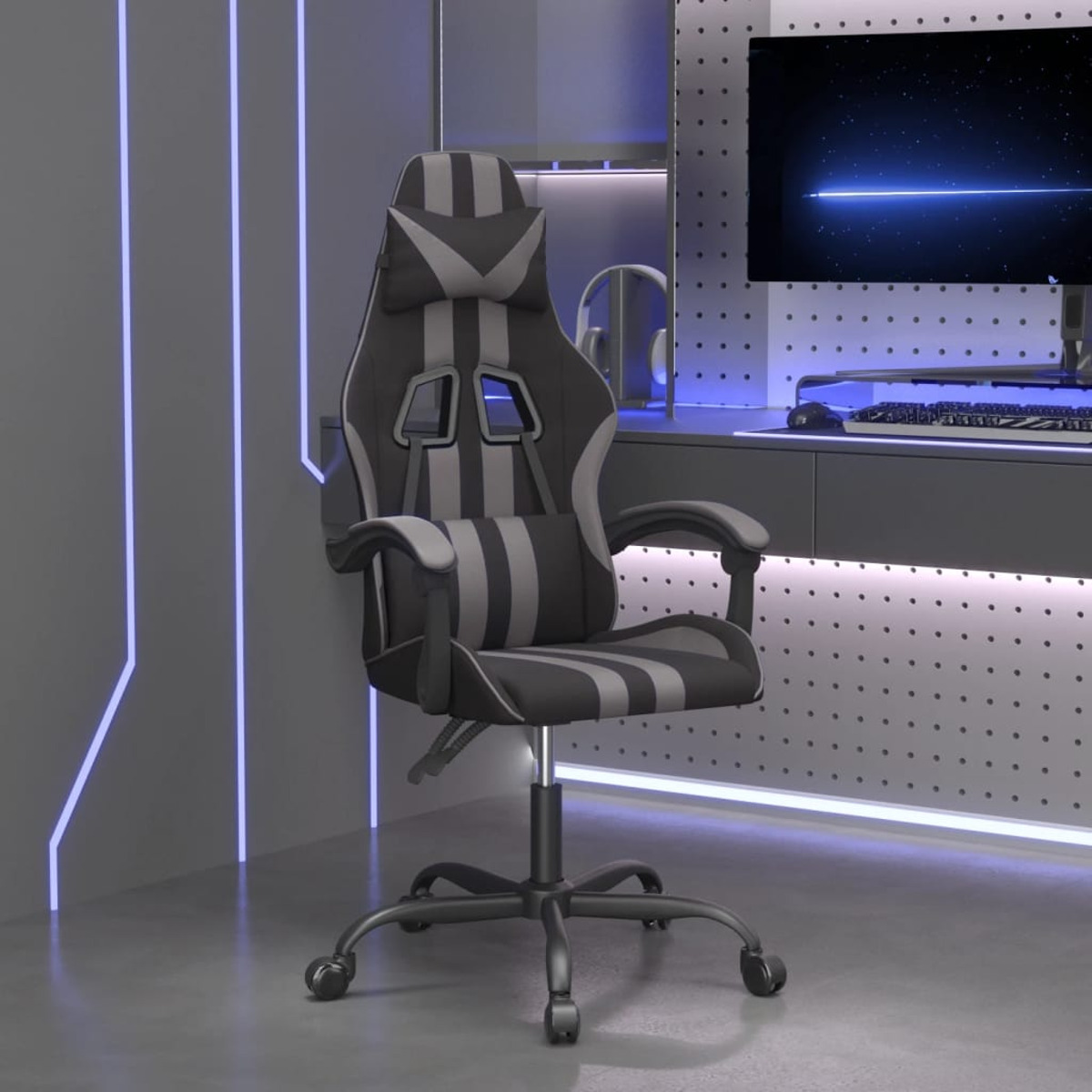 Gaming-Stuhl in einem Raum. Schwarz, grau und weißer Stuhl mit Computertisch im Hintergrund.