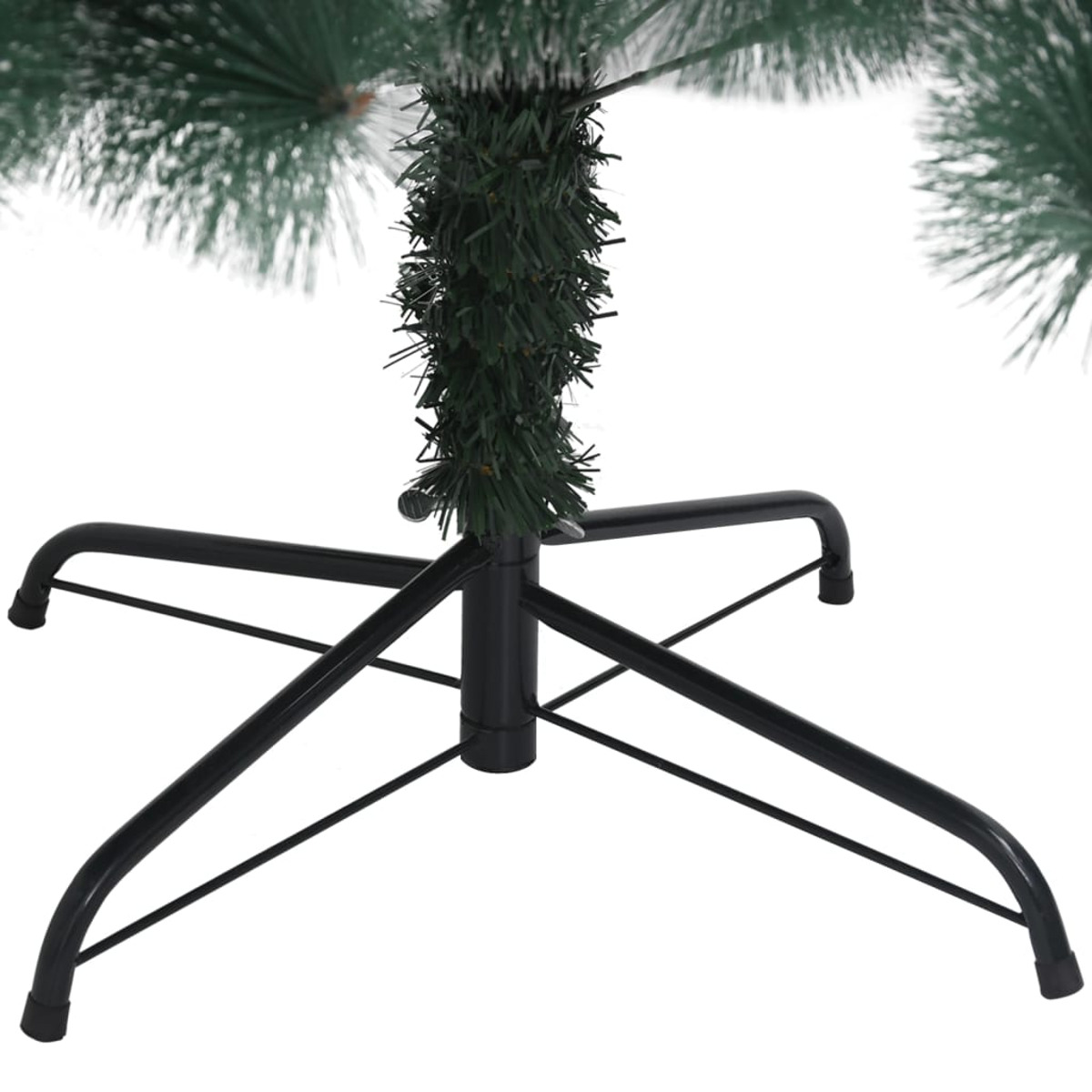 Nahaufnahme des Weihnachtsbaumfußes. Grüne Äste und schwarzes Metallgestell mit vier Beinen.