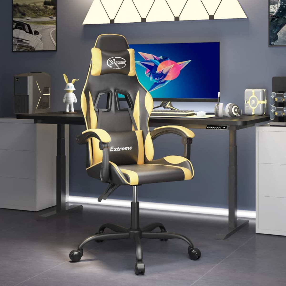 Ein Gaming-Stuhl mit gelben und schwarzen Akzenten in einem Raum mit Schreibtisch und Monitor.
