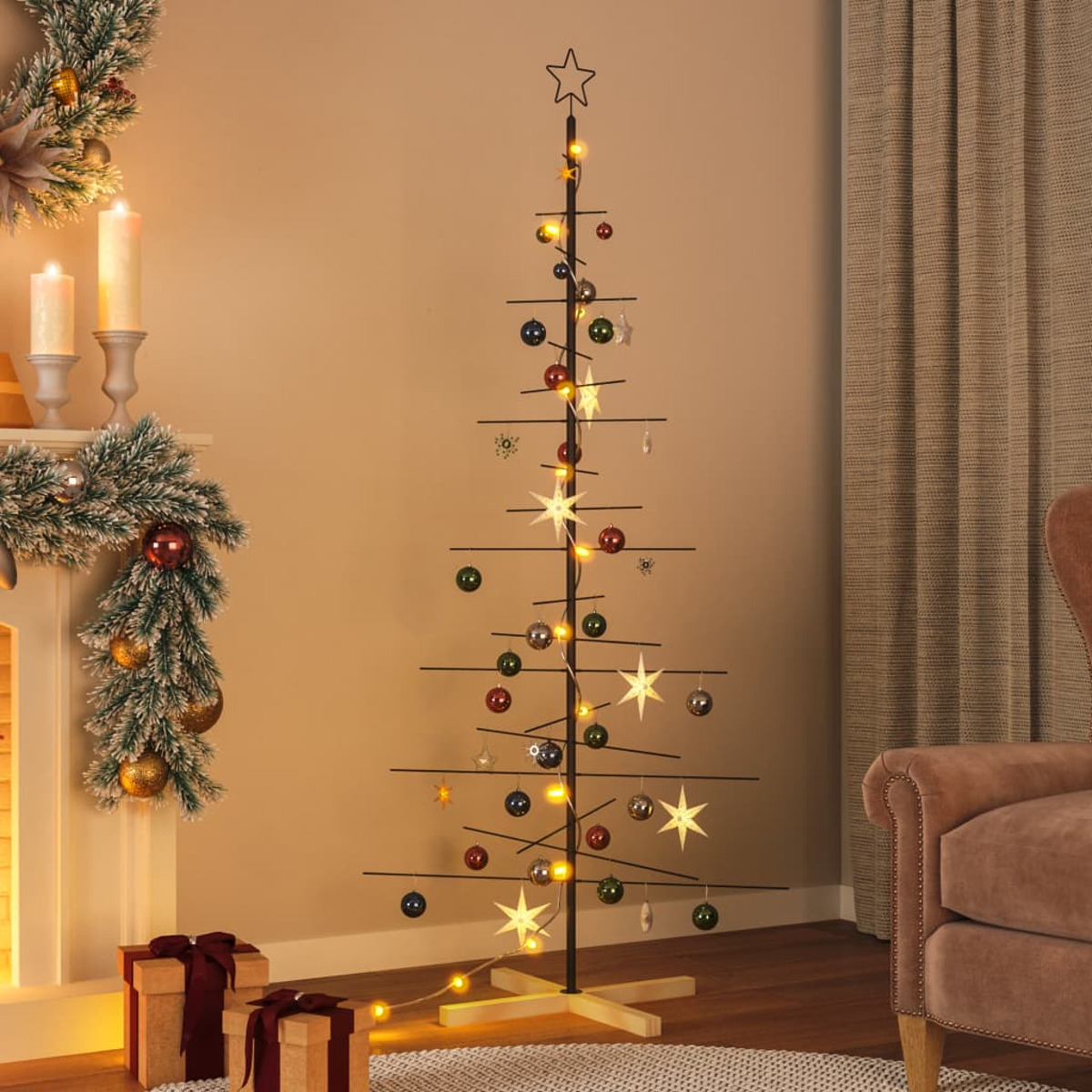 Ein moderner Weihnachtsbaum mit Ornamenten und Lichtern neben einem Kamin und Geschenken.