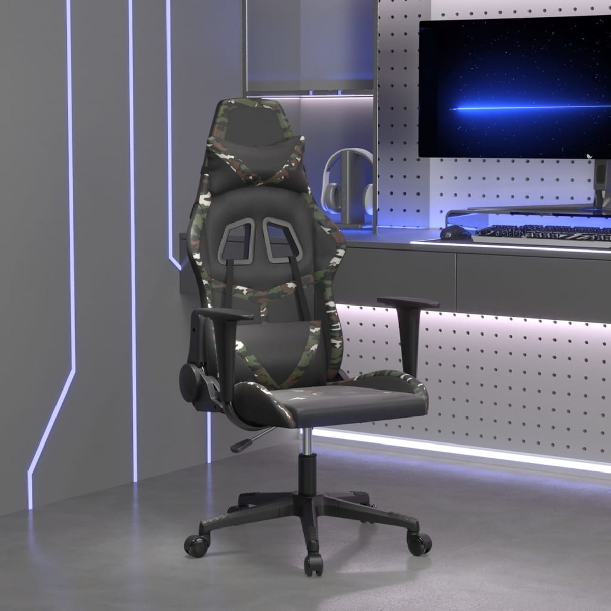 Gaming-Stuhl mit Camouflage-Muster in einem Raum mit Schreibtisch und Monitor.