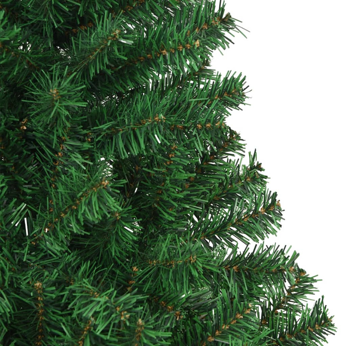 Nahaufnahme eines grünen künstlichen Weihnachtsbaums. Nadeln sind sichtbar.