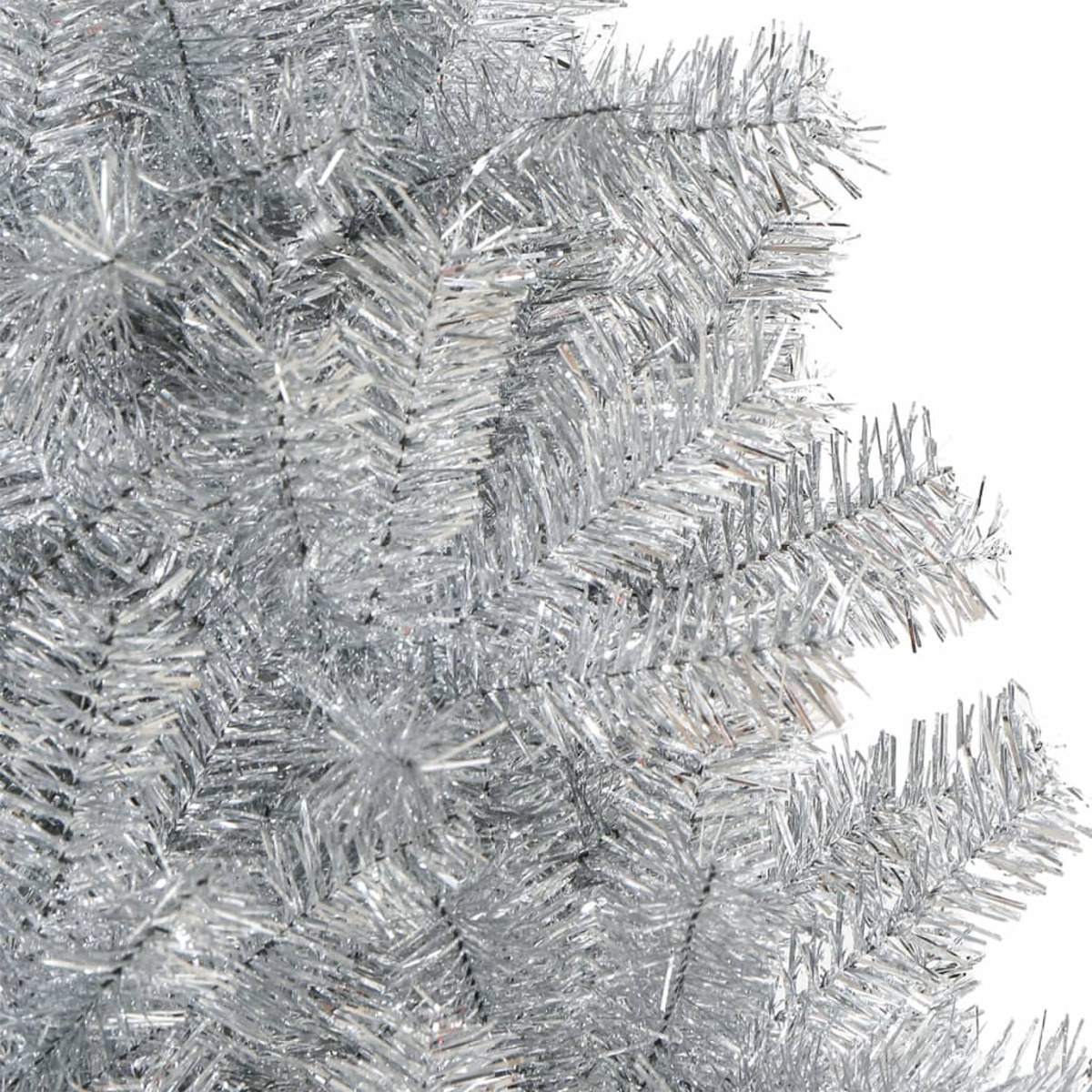 Nahaufnahme der Nadeln eines silbernen Weihnachtsbaums, detailliert vor weißem Hintergrund.