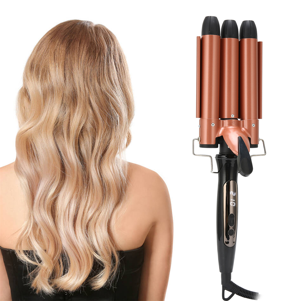 Frau mit blonden, welligen Haaren und einem Haarwellengerät. Das Haarwellengerät ist kupferfarben.