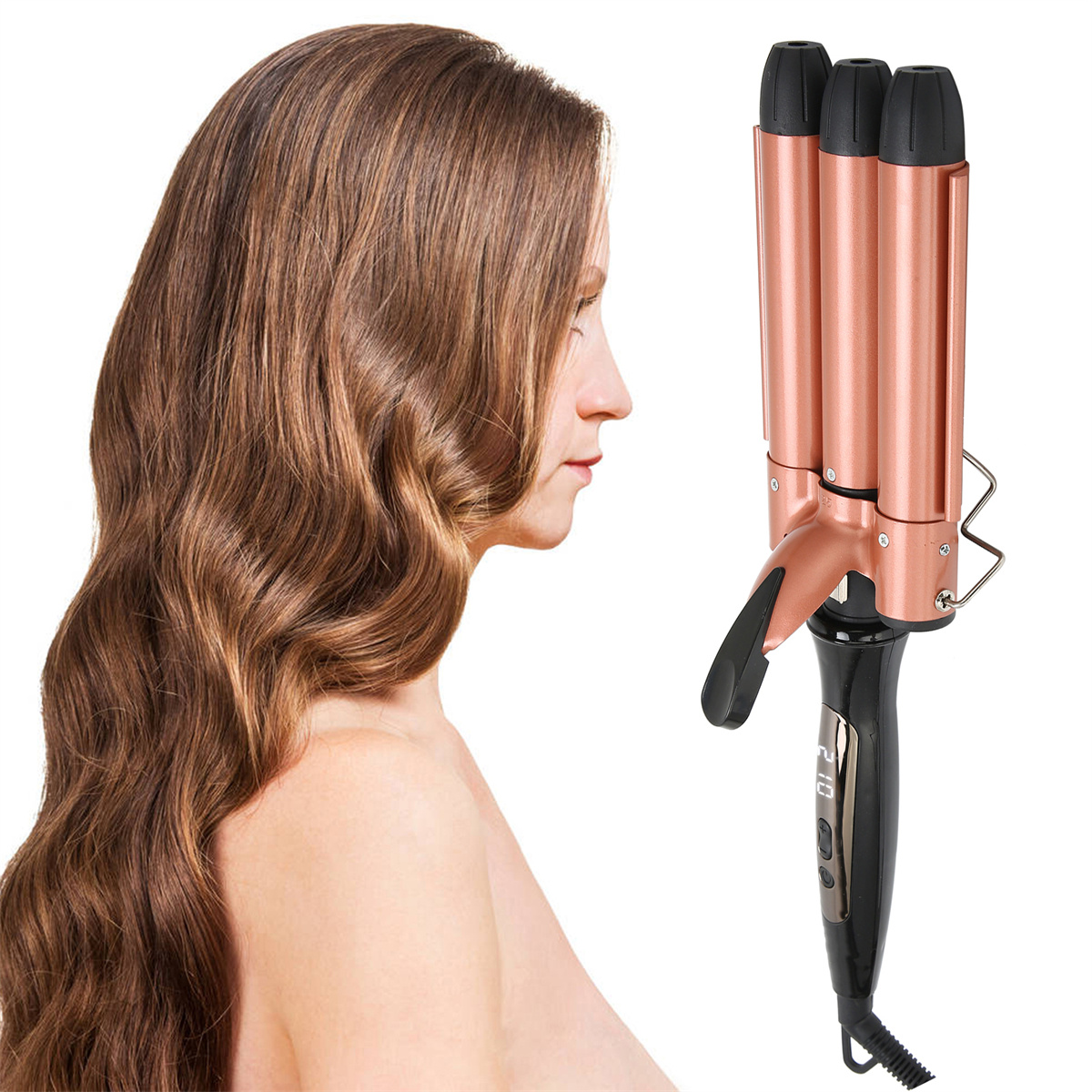 Eine Frau mit langen, welligen Haaren und einem Haarwellenwerkzeug. Das Haarwellenwerkzeug ist roségold und schwarz.