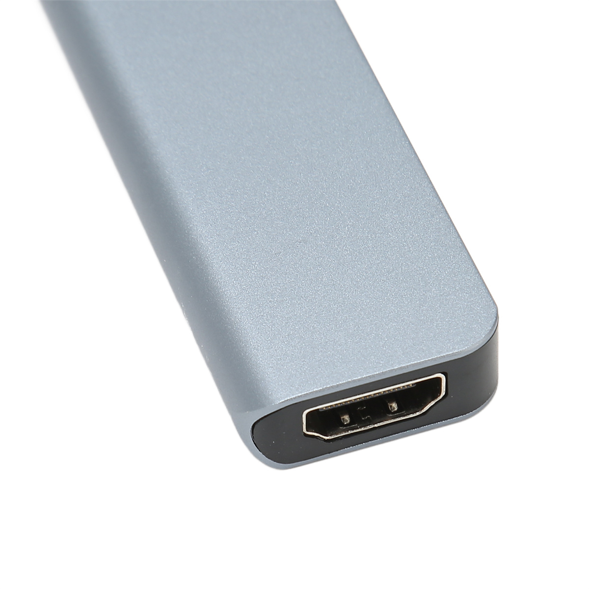 Ein silberner HDMI-Adapter mit einem HDMI-Anschluss, Nahaufnahme, weißer Hintergrund.