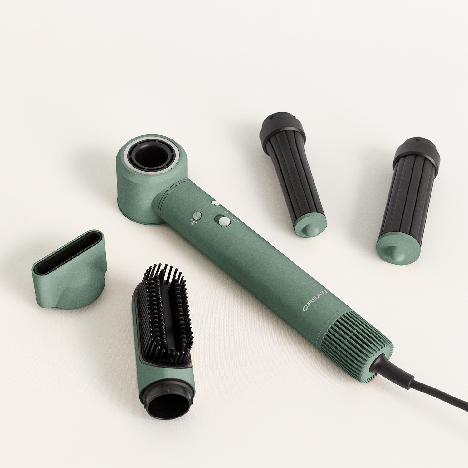 Secador de pelo verde con varios accesorios.