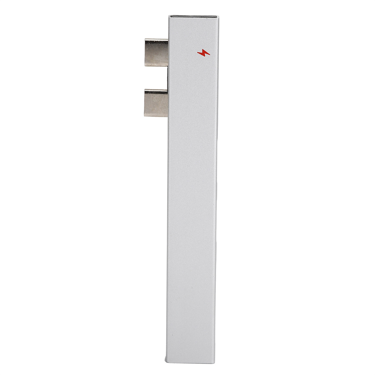 Ein silbernes, rechteckiges USB-Ladegerät mit 3 USB-Anschlüssen und roter Kontrollleuchte.