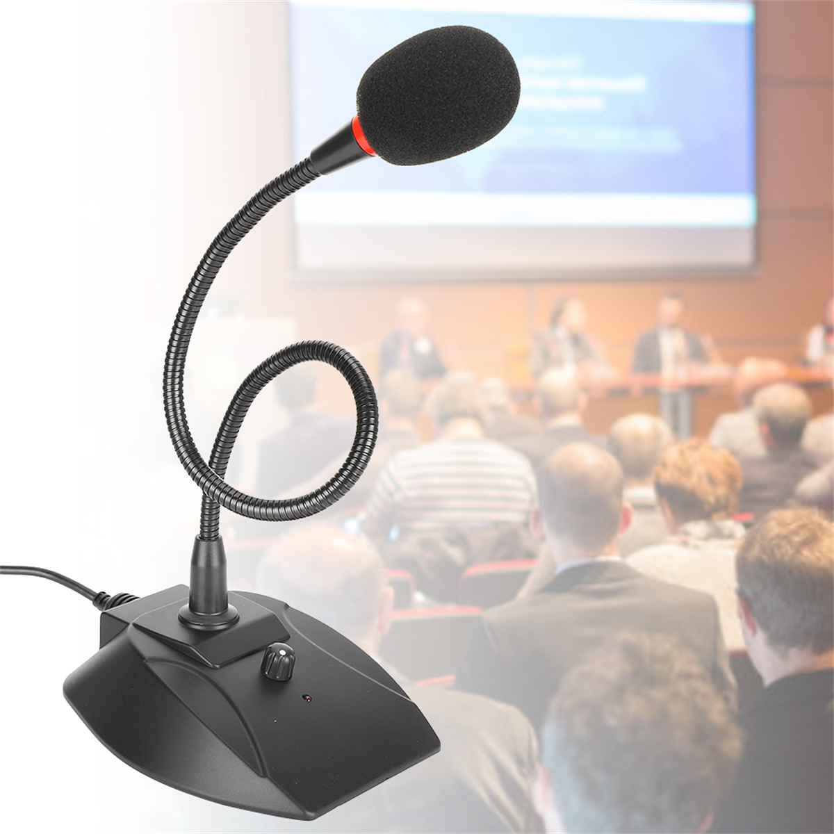 Ein schwarzes Mikrofon mit gebogenem Stiel und ein Konferenzraumhintergrund mit verschwommenen Personen.
