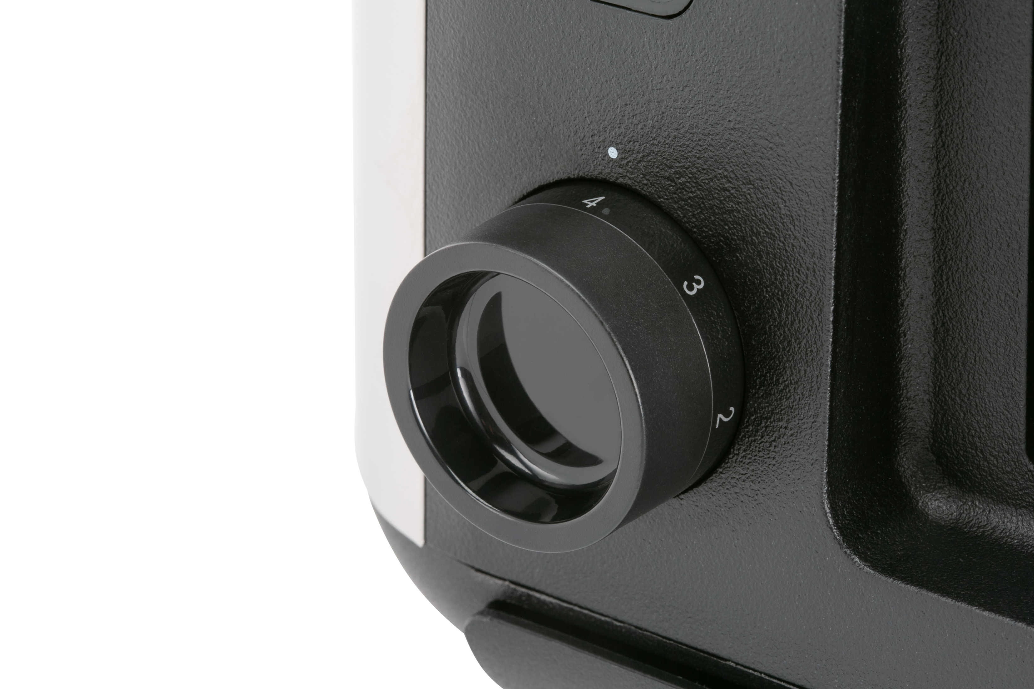 Zbliżenie czarnego pokrętła na tosterze z cyframi 1-4, białe tło.