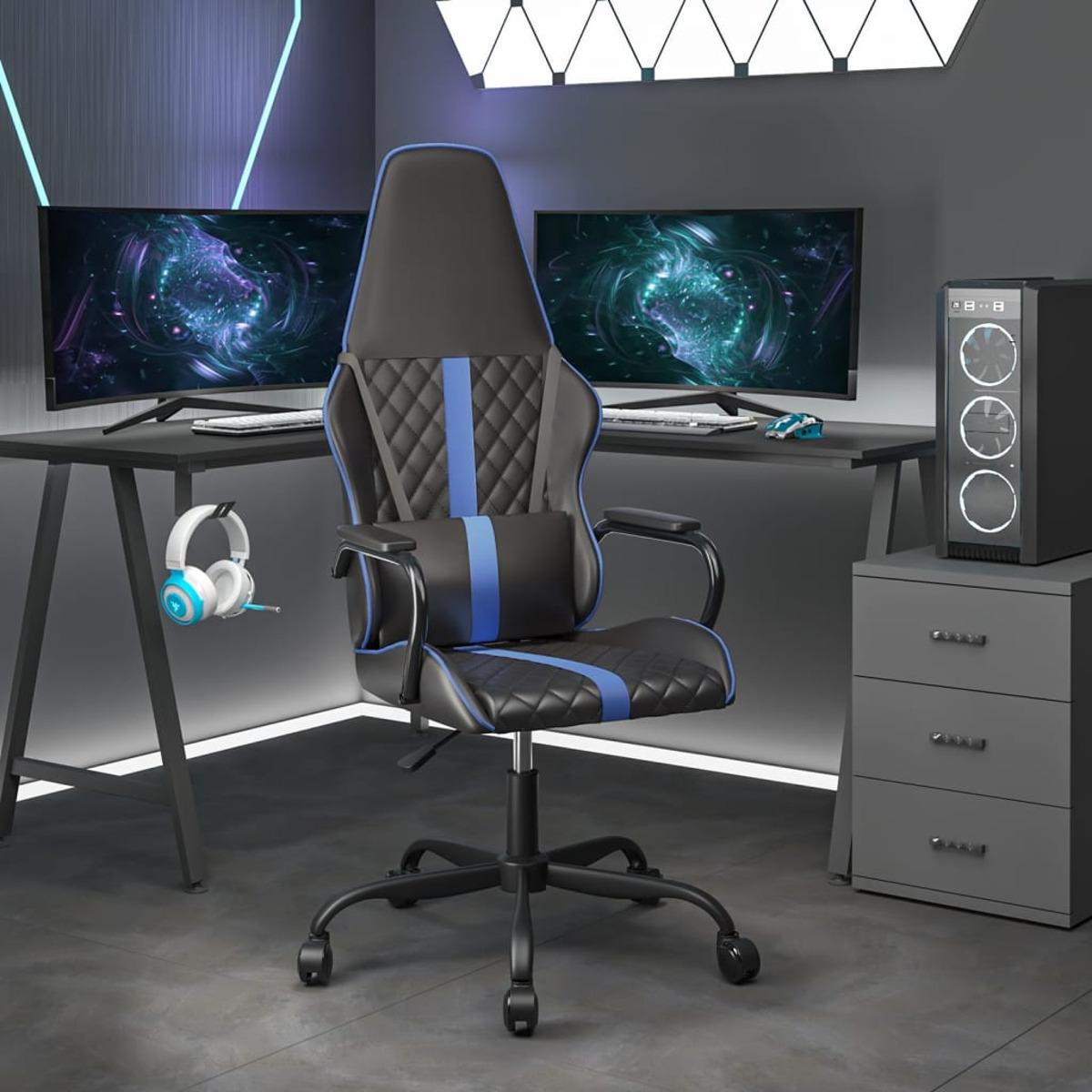 Gaming-Stuhl mit schwarzen und blauen Details, zwei Monitoren, Kopfhörern und einem Computer-Setup in einem Raum.