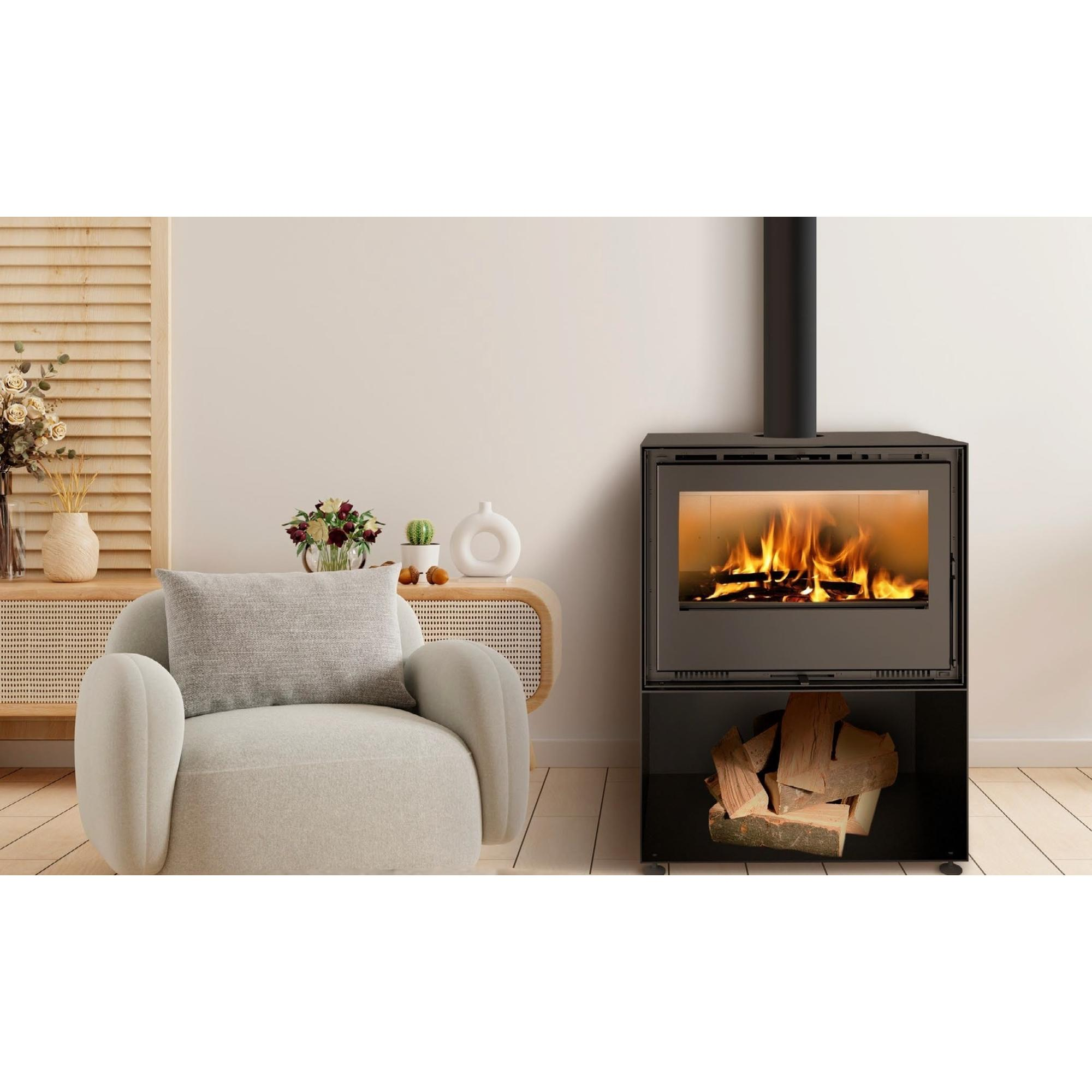 Chimenea con llamas, sillón y armario de madera en una habitación clara.