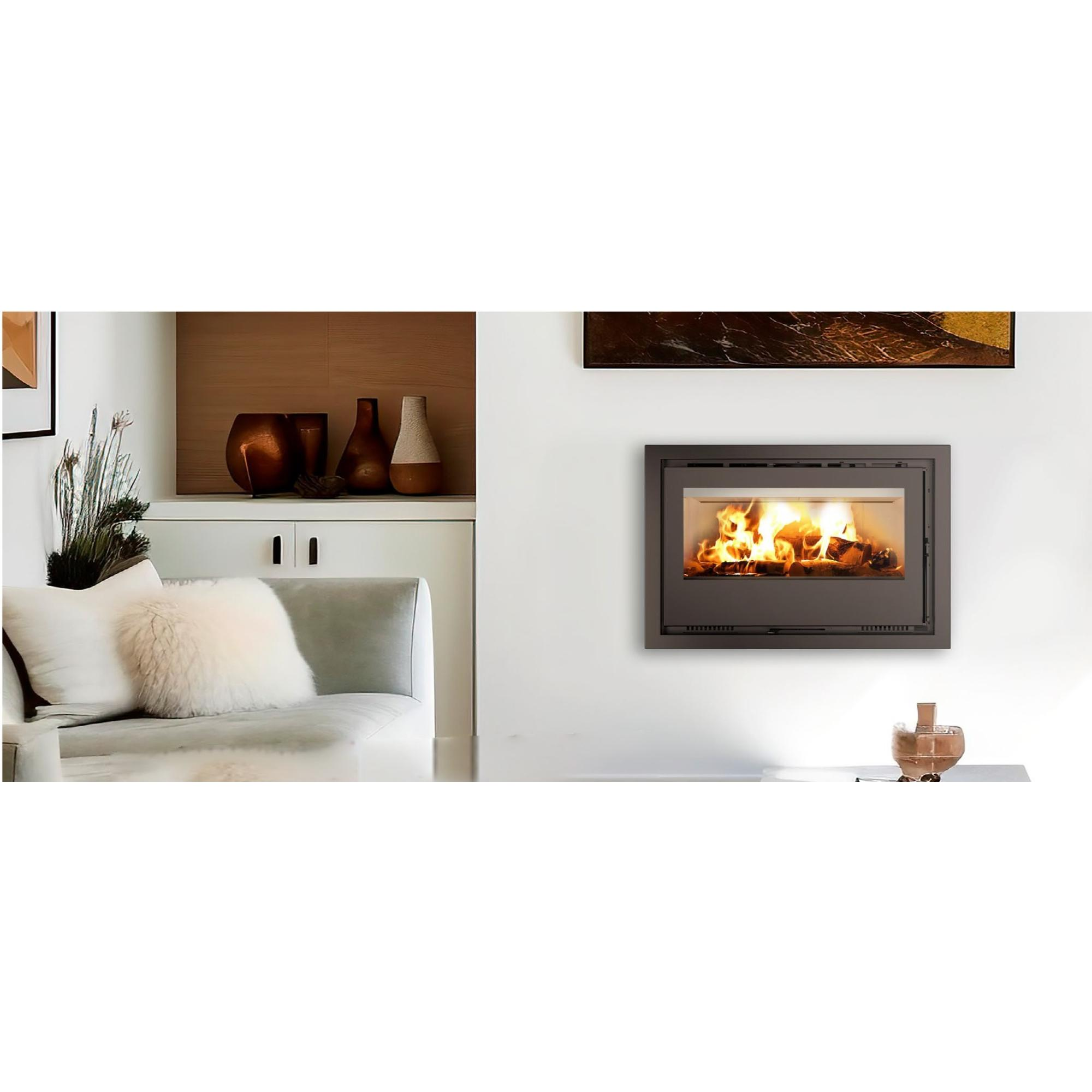 Una chimenea dentro de una habitación blanca con una pintura y decoraciones.