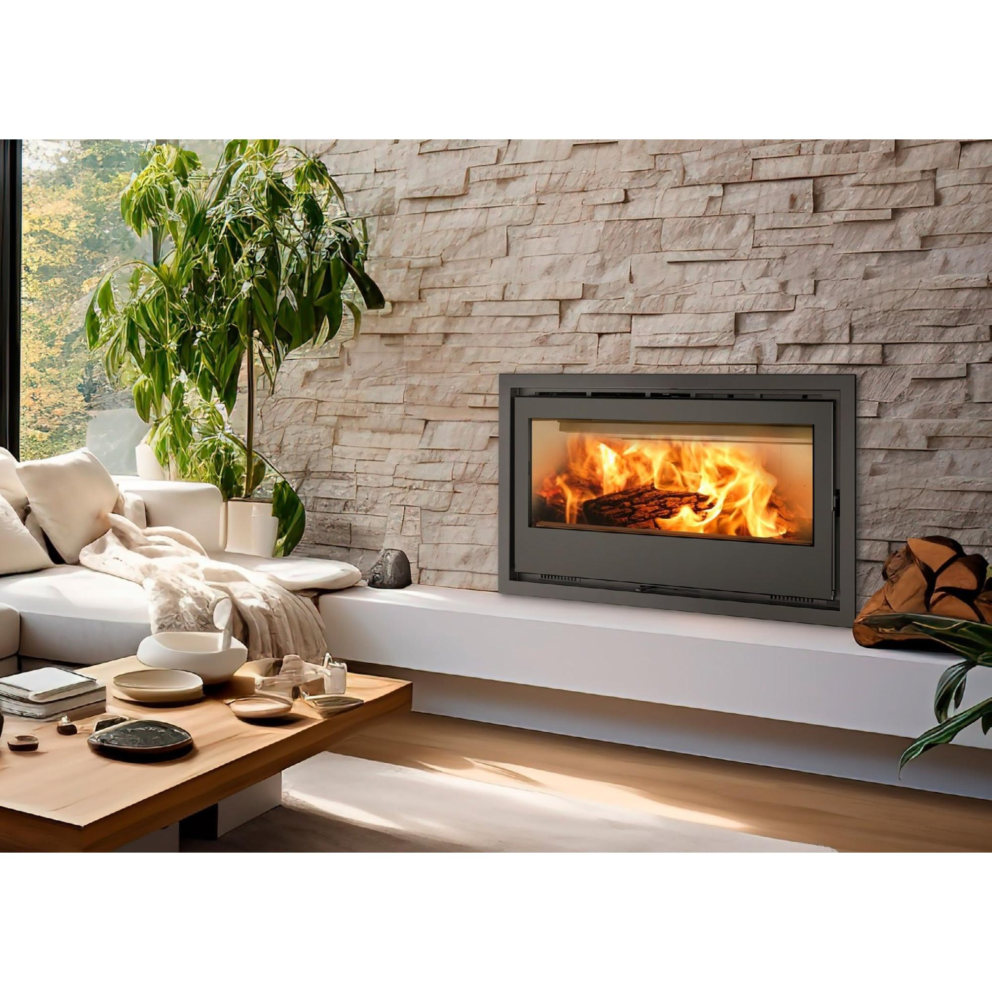 Una chimenea con leños ardiendo. La chimenea está en una sala de estar. El fondo es una pared de piedra.