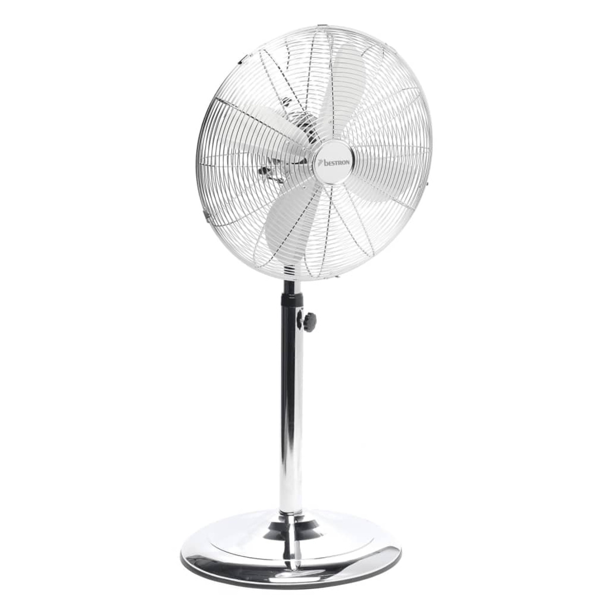 Un ventilatore da terra argentato con base rotonda. Il ventilatore ha una gabbia e le pale.