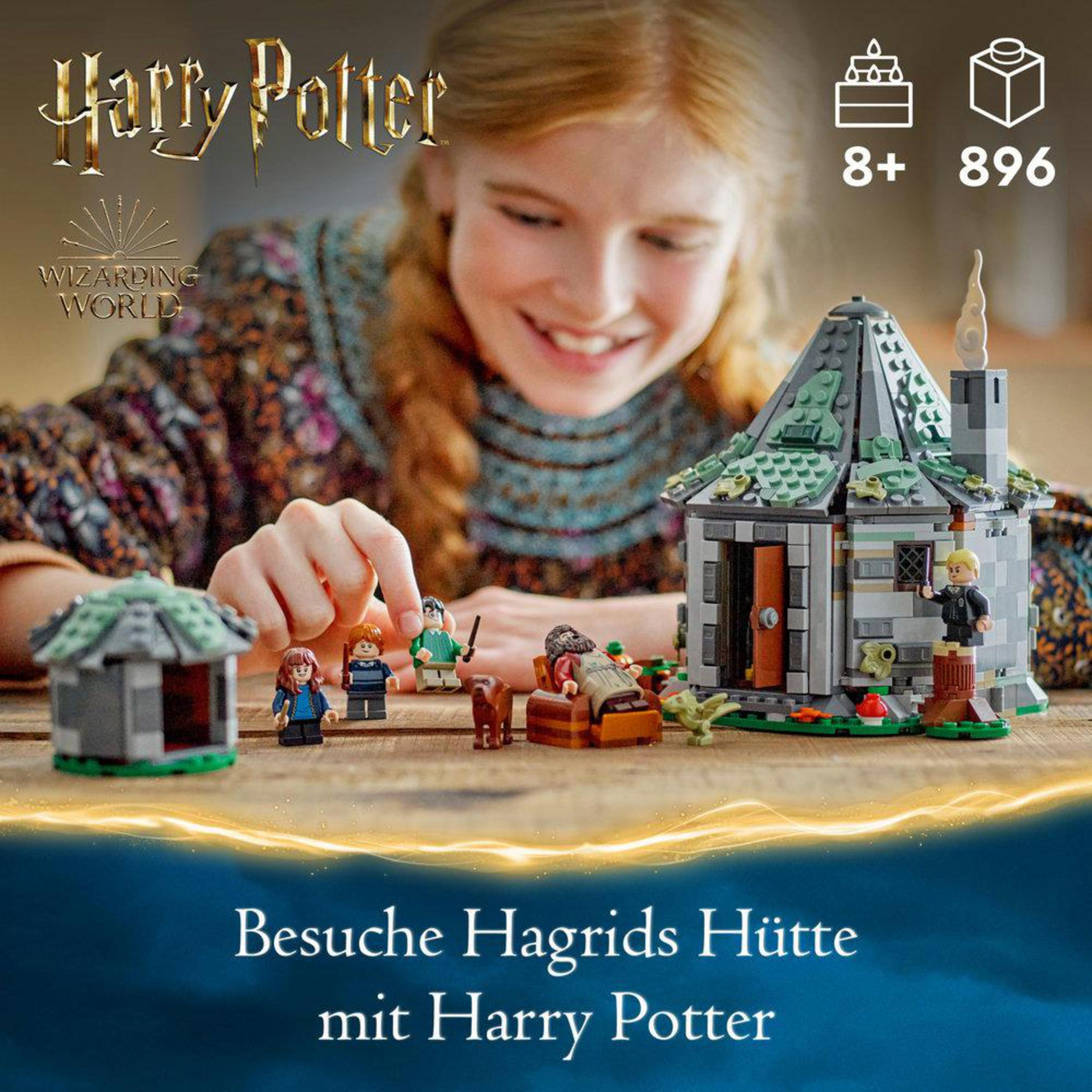Dziewczyna bawiąca się zestawem LEGO Harry Potter, Chata Hagrida, z minifigurkami i innymi strukturami.