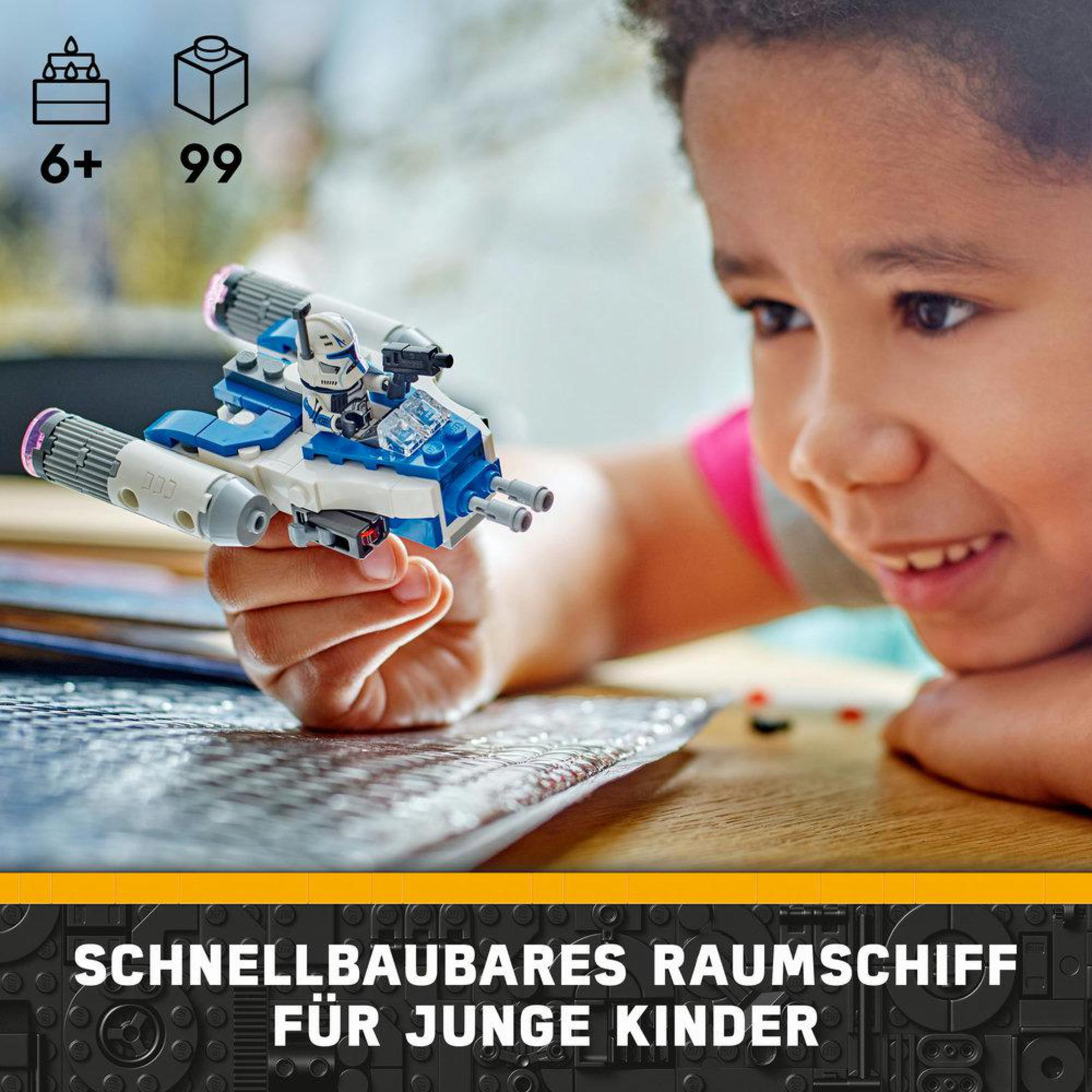 Bir çocuk, arka planda bir kutu ile Lego Star Wars gemi modelini tutuyor.