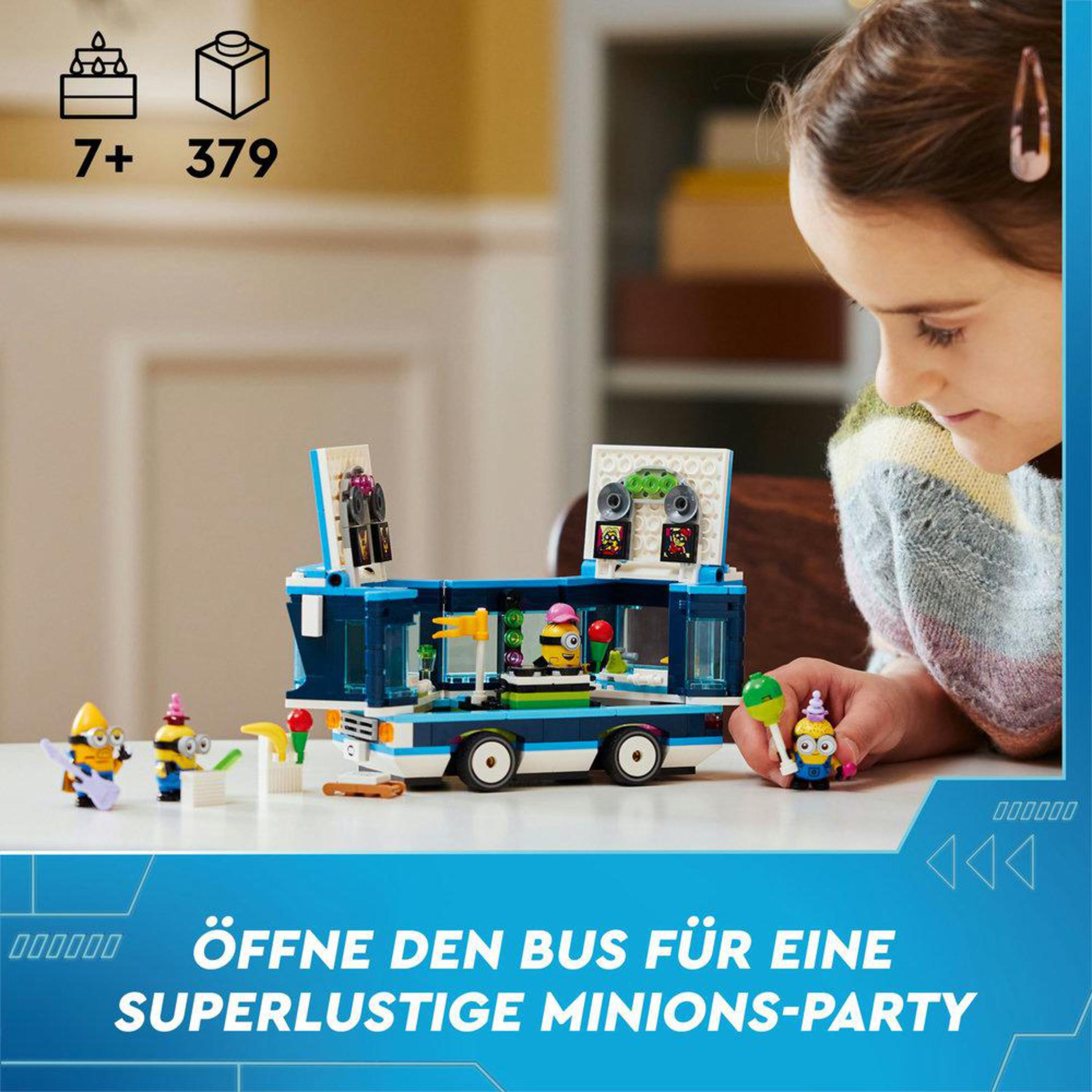 Ein Mädchen betrachtet ein Lego-Set. Das Set ist ein Bus mit Minions-Figuren.