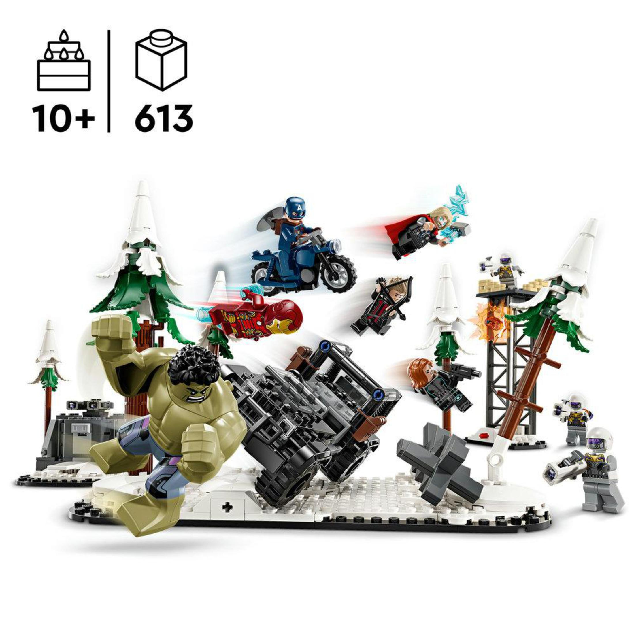 Eine Lego-Szene mit mehreren Figuren in einer verschneiten Umgebung, mit einer Hulk-Figur.