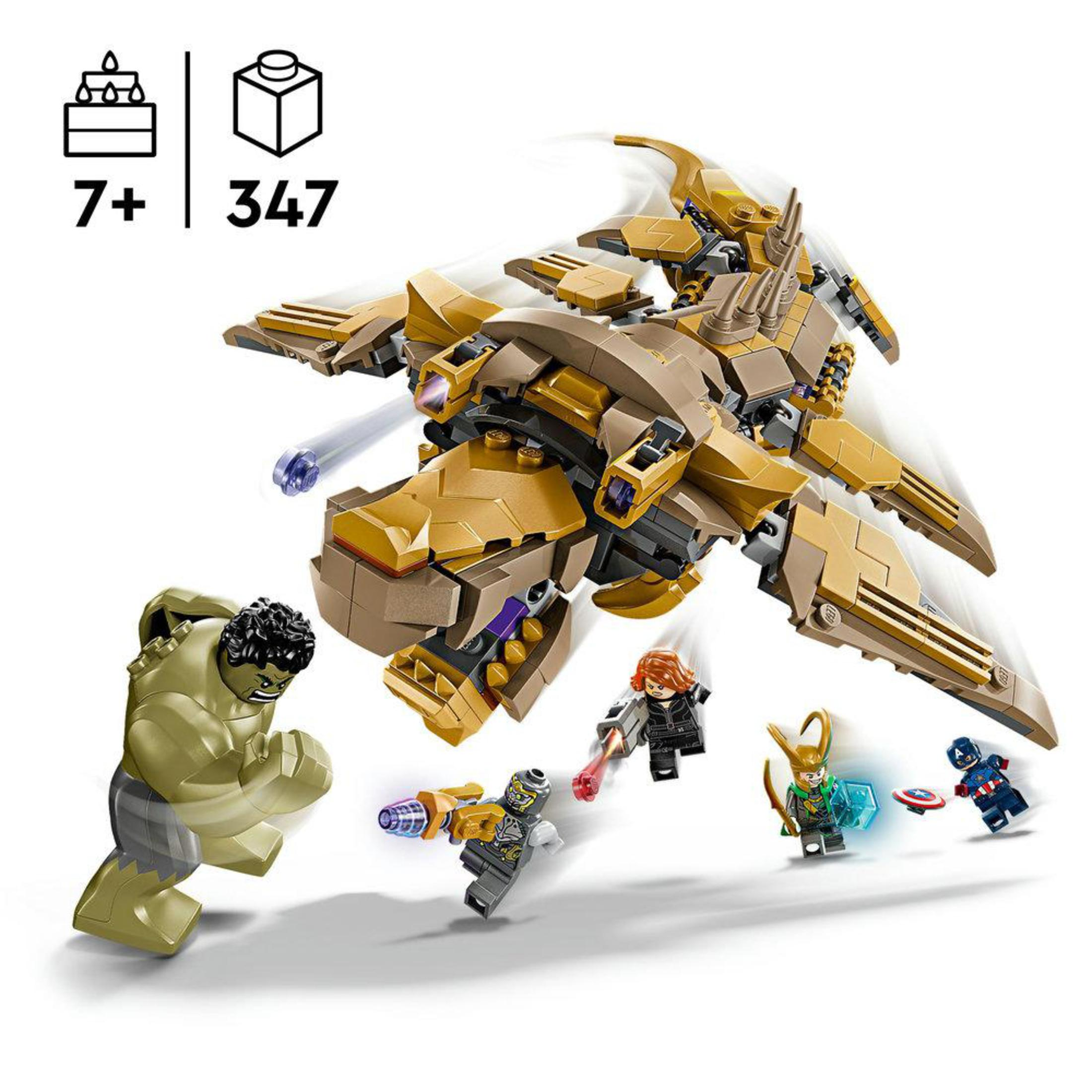 Un set Lego che raffigura una scena di battaglia con supereroi e un veicolo volante. Lo sfondo è bianco.
