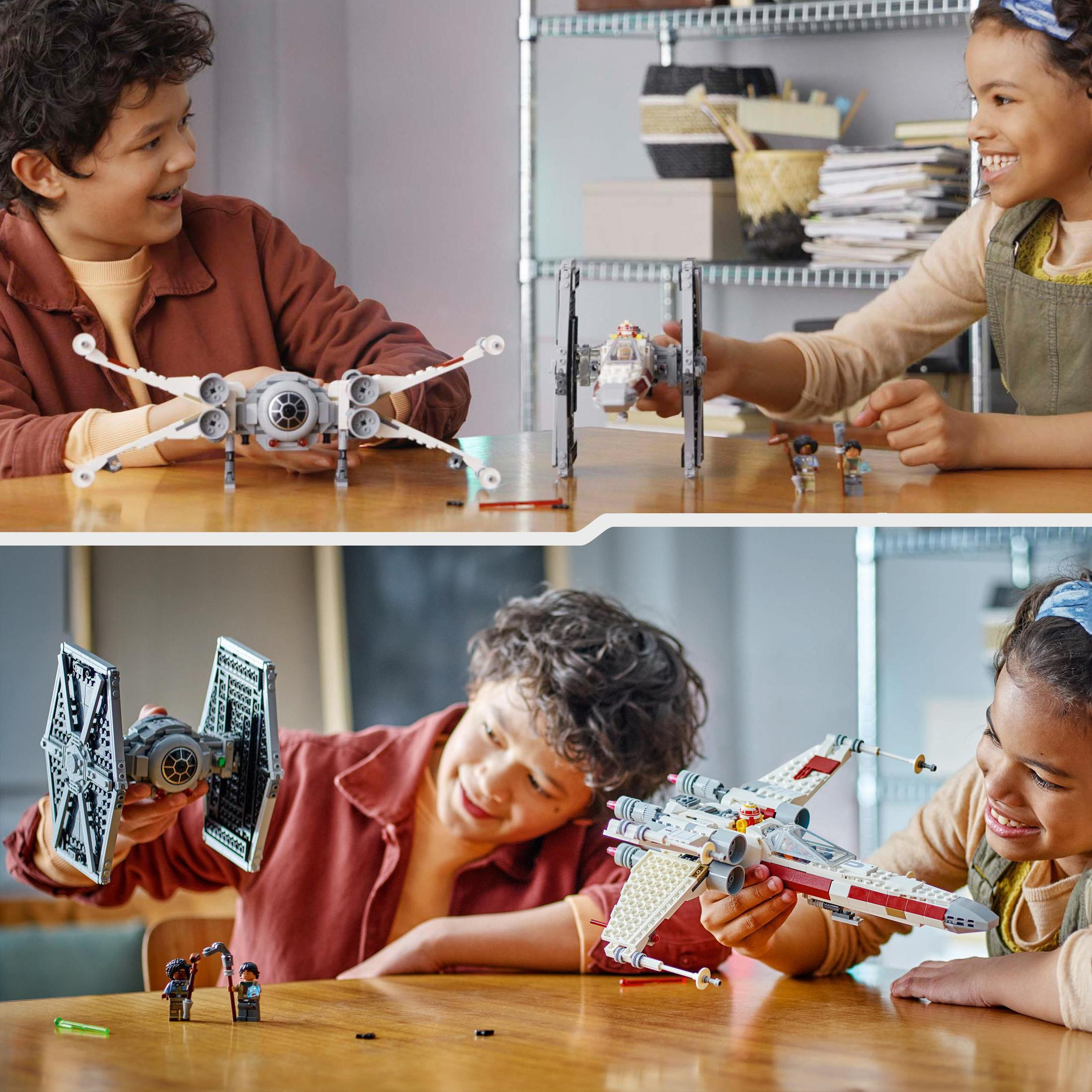 Zwei Kinder spielen mit LEGO Star Wars Sets. X-Wings und Tie Fighters auf einem Holztisch. Lächelnde Gesichter.